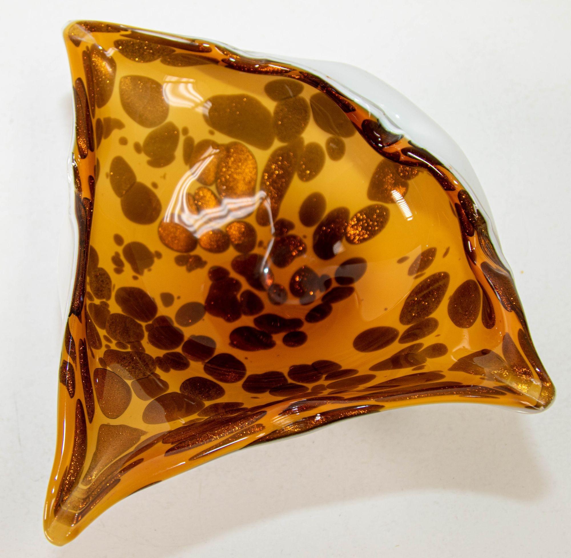 Murano Art Glass Manta Ray leopard, tortoise spotted bowl in amber and a dark espresso-brown colors and gold copper aventurine inclusions. Unique chic amber colored mottled hand blown copper and white Murano glass dish in Manta Ray shape
The bowl