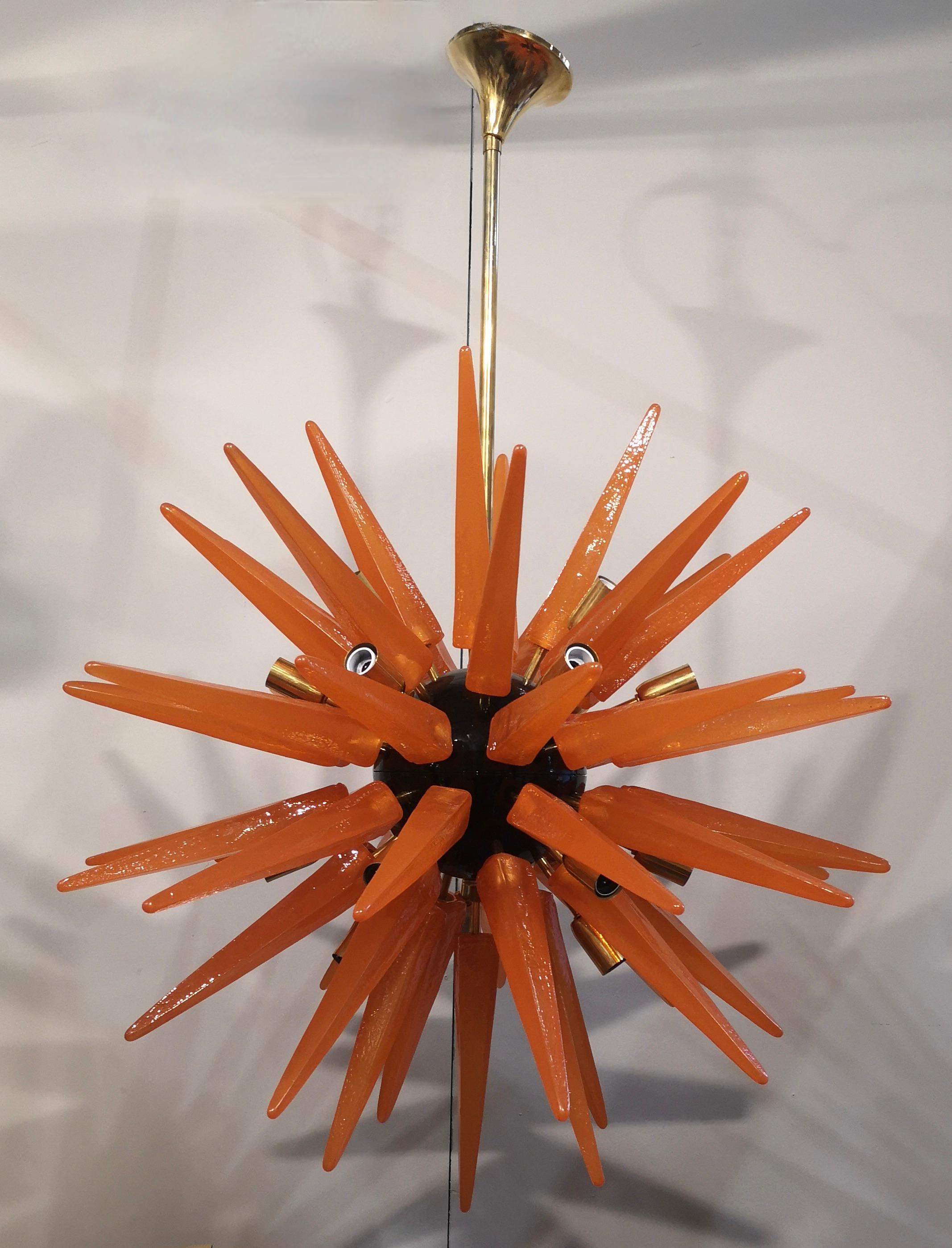 Something truly incredible this Murano chandelier. Surprising design from the 70s, due to the very particular shape of these large orange glass stalactites. Very elegant, it will furnish and decorate your entire room. The Murano furnaces create an