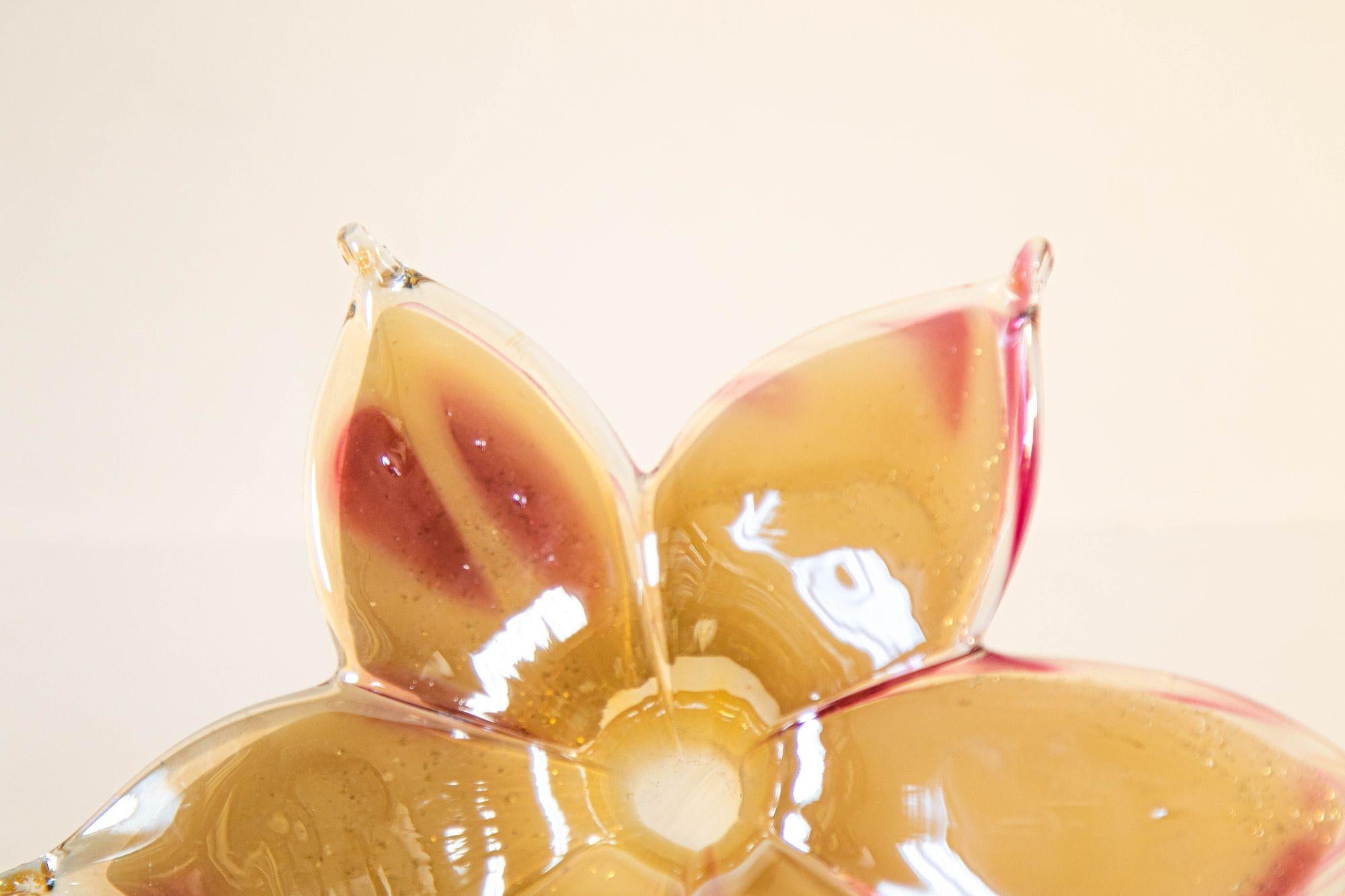 Presse-papiers en verre d'art de Murano - Fleur en forme de nénuphar avec tige enroulée Italie en vente 4