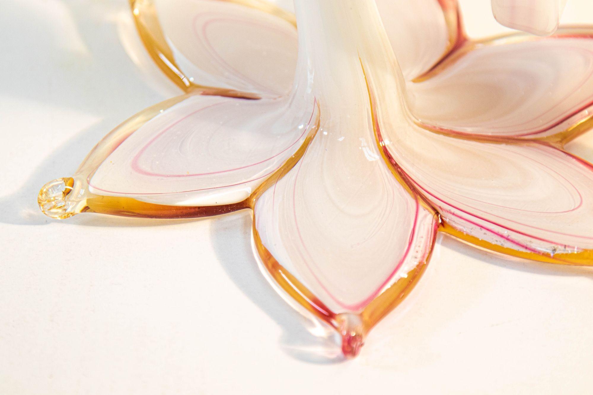 Briefbeschwerer aus Murano-Kunstglas in Lilienform mit geschwungenem Stiel, Italien im Angebot 6