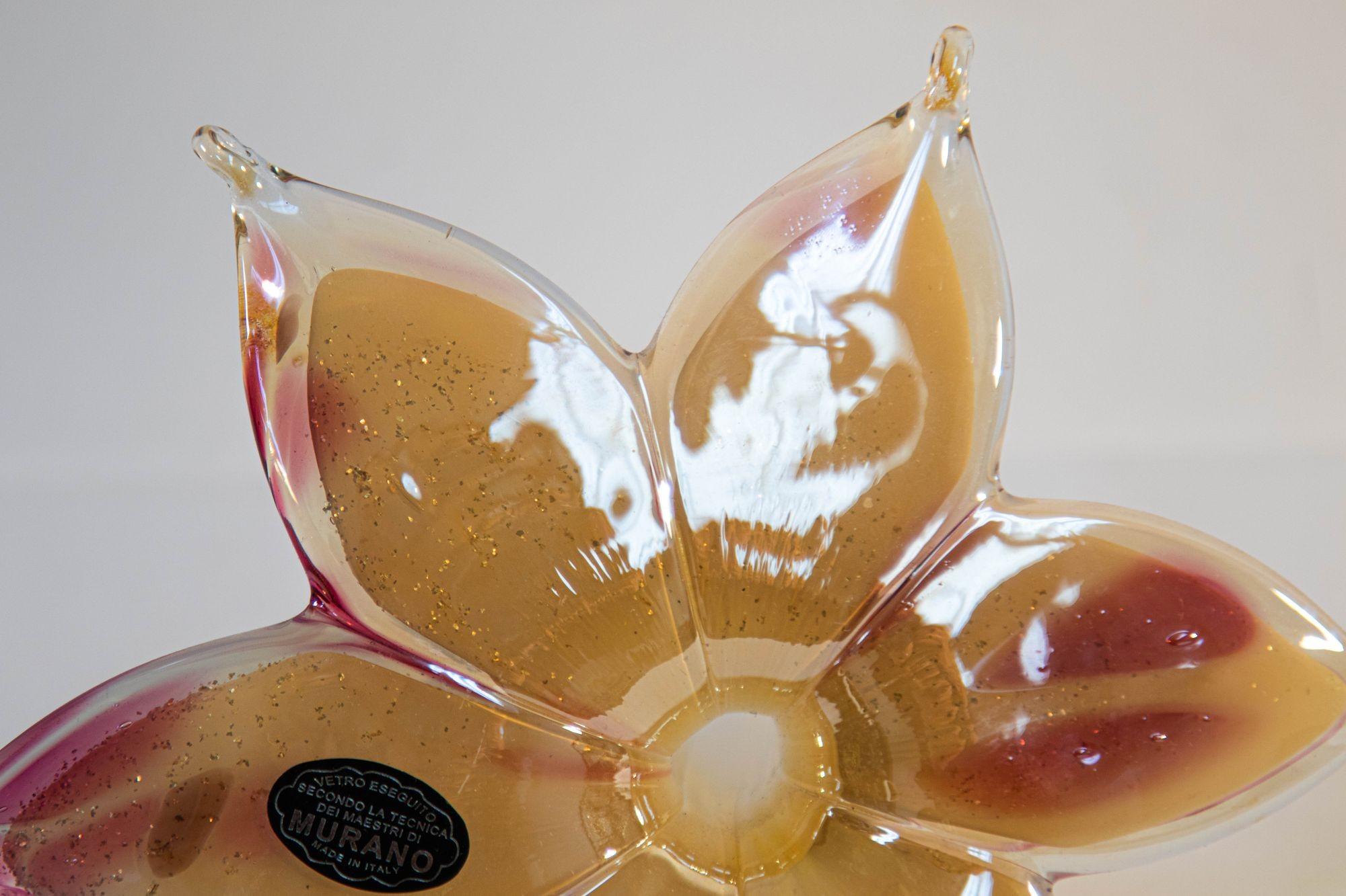 Presse-papiers en verre d'art de Murano - Fleur en forme de nénuphar avec tige enroulée Italie Bon état - En vente à North Hollywood, CA