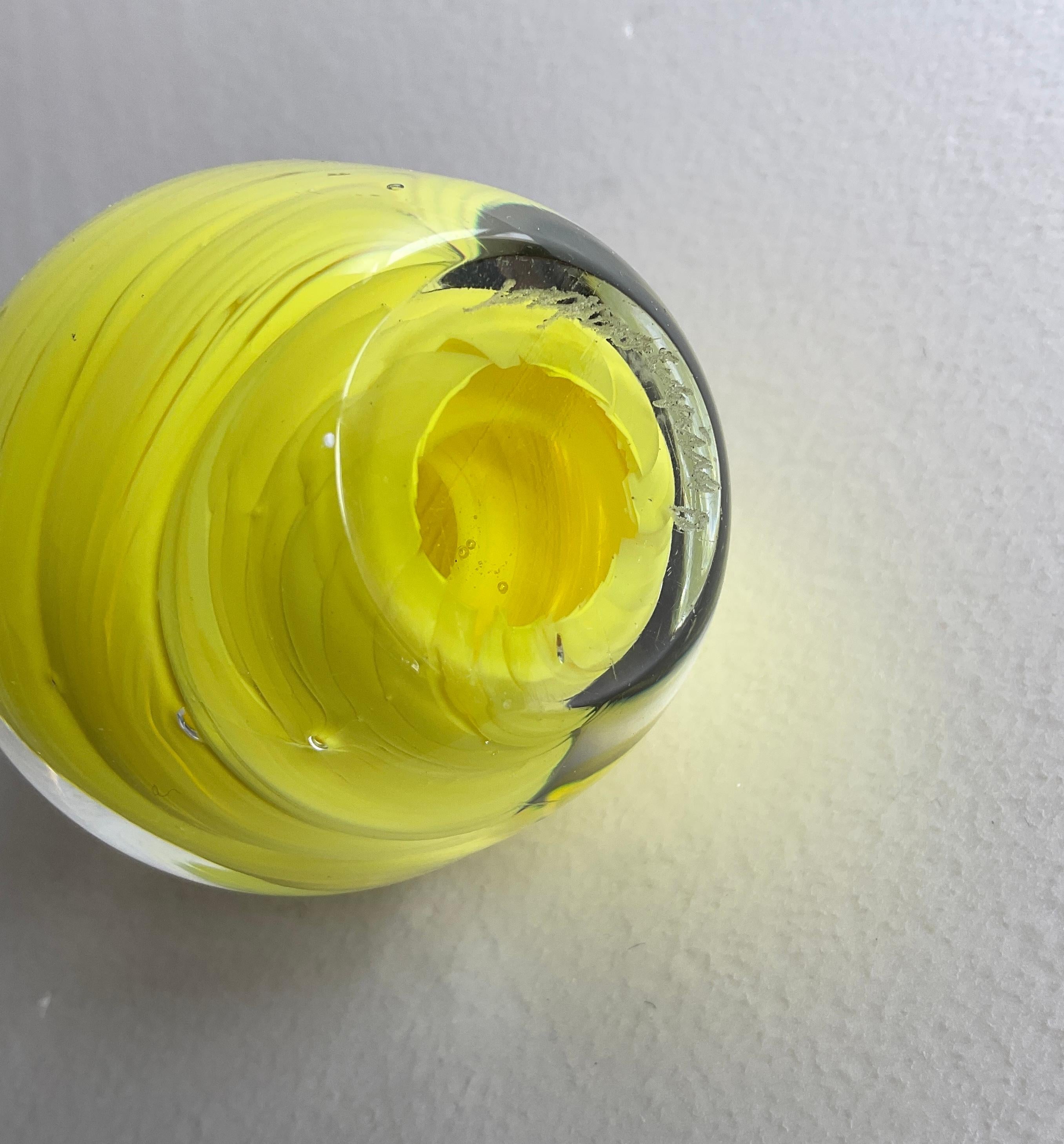 Un toque de sol veneciano: Pisapapeles de cristal de Murano moderno de mediados de siglo

Este cautivador pisapapeles de cristal artístico de Murano aporta un toque de sol veneciano a tu escritorio.  Soplado a mano a mediados del siglo XX, el