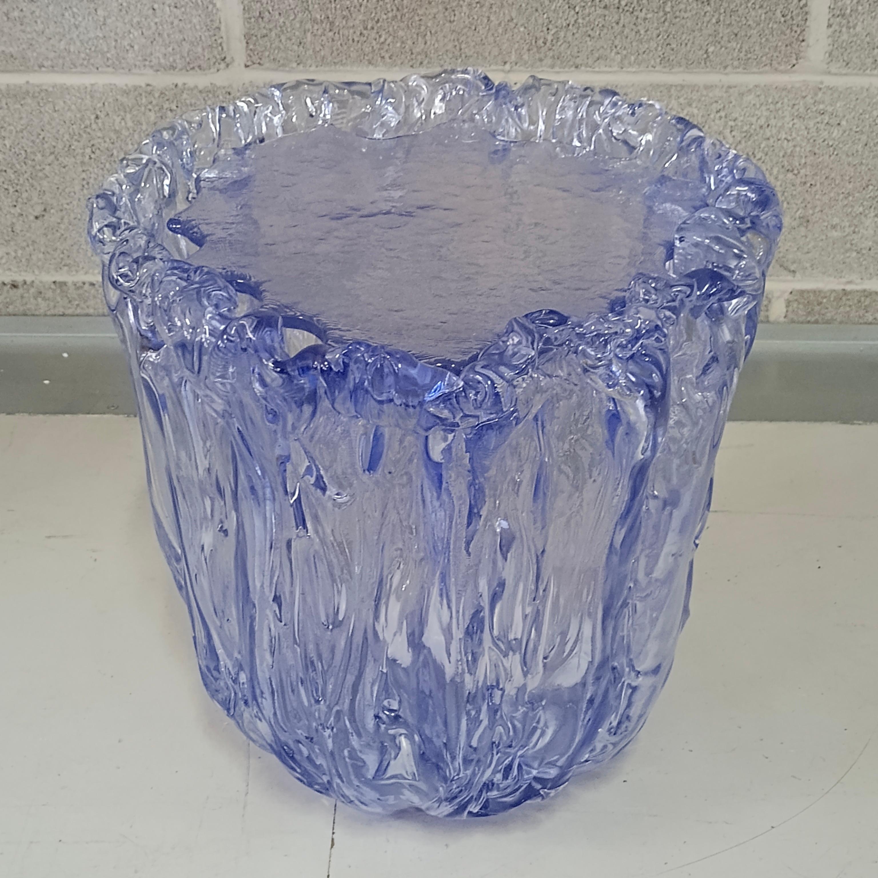 Very particular Murano glass side table with an exciting periwinkle color, with a very original design, a real Murano glass sculpture.

The coffee table is made up of a large vase-shaped base in Murano glass and a disc also in Murano glass, which is
