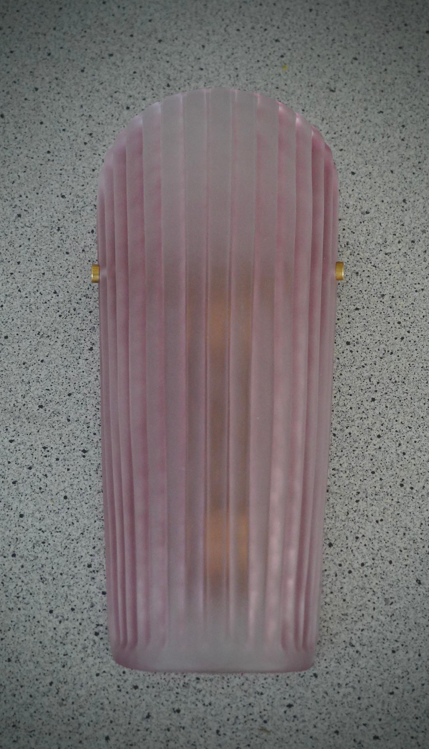 Bel assemblage pour cette applique en verre de Murano. Un verre très particulier et rare à trouver, effet rose, sablé et gravé à l'acide ; style classique de Murano.

L'applique est composée d'un beau verre rayé et bombé pour former un
