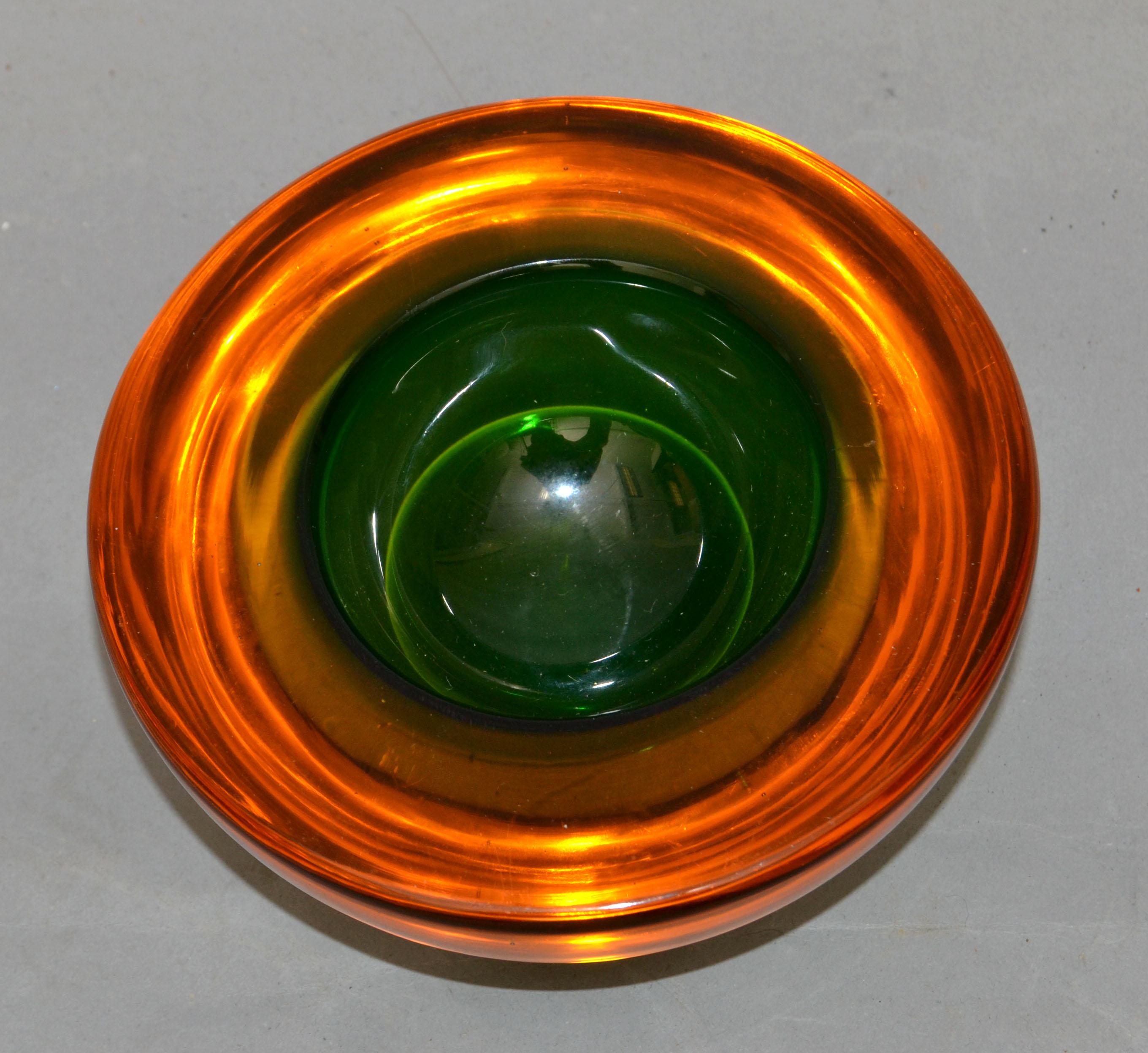 Runde Schale aus mundgeblasenem Murano-Kunstglas in Bernstein und Grün, Italien, 1960 (20. Jahrhundert) im Angebot