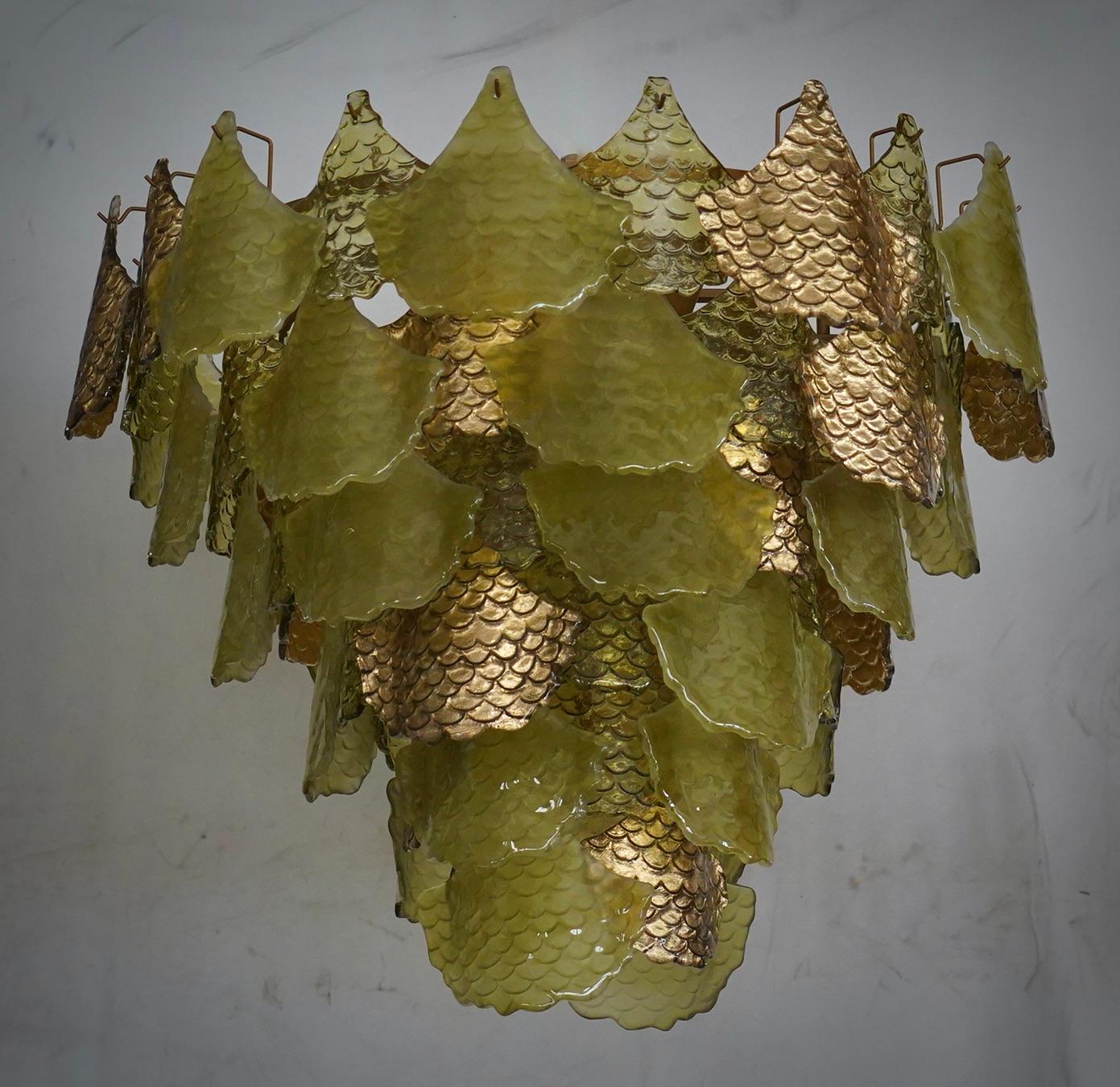 Fantastischer venezianischer Kronleuchter in Grün und Gold für eine Kaskade von Murano-Blättern. Eine überraschende Farbe für diesen Kronleuchter.

Alles aus kunstvollem Murano-Glas mit grünen und goldenen Blättern, die rundherum angeordnet sind.