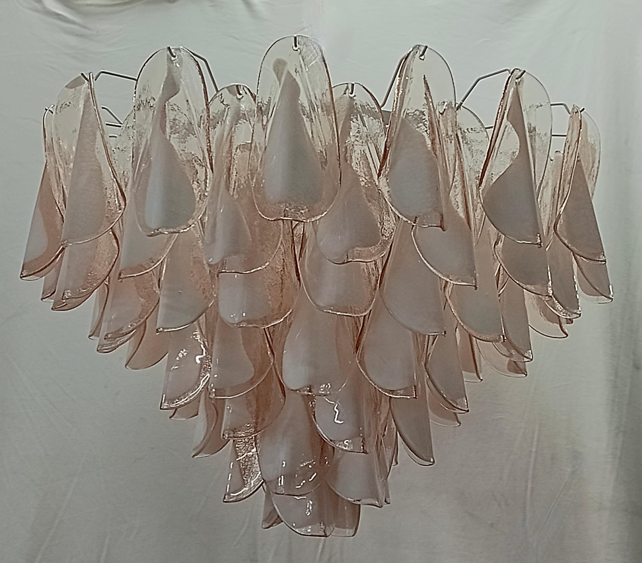 Italiano Lampadari tondi in vetro artistico di Murano di metà secolo, colore rosa e bianco, 2000 in vendita
