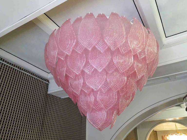 Fantastic Venetian pink color for a Cascade of Murano leaves. A striking color for this chandelier.  A cascade of leaves for this amethyst-colored chandelier. Fantastic Venetian pink color. Put in evidence precisely from the first photo, a striking