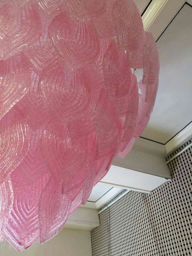Verre d'art Lustre et pendentif Art déco italien en verre de Murano rond de couleur rose, 1960 en vente