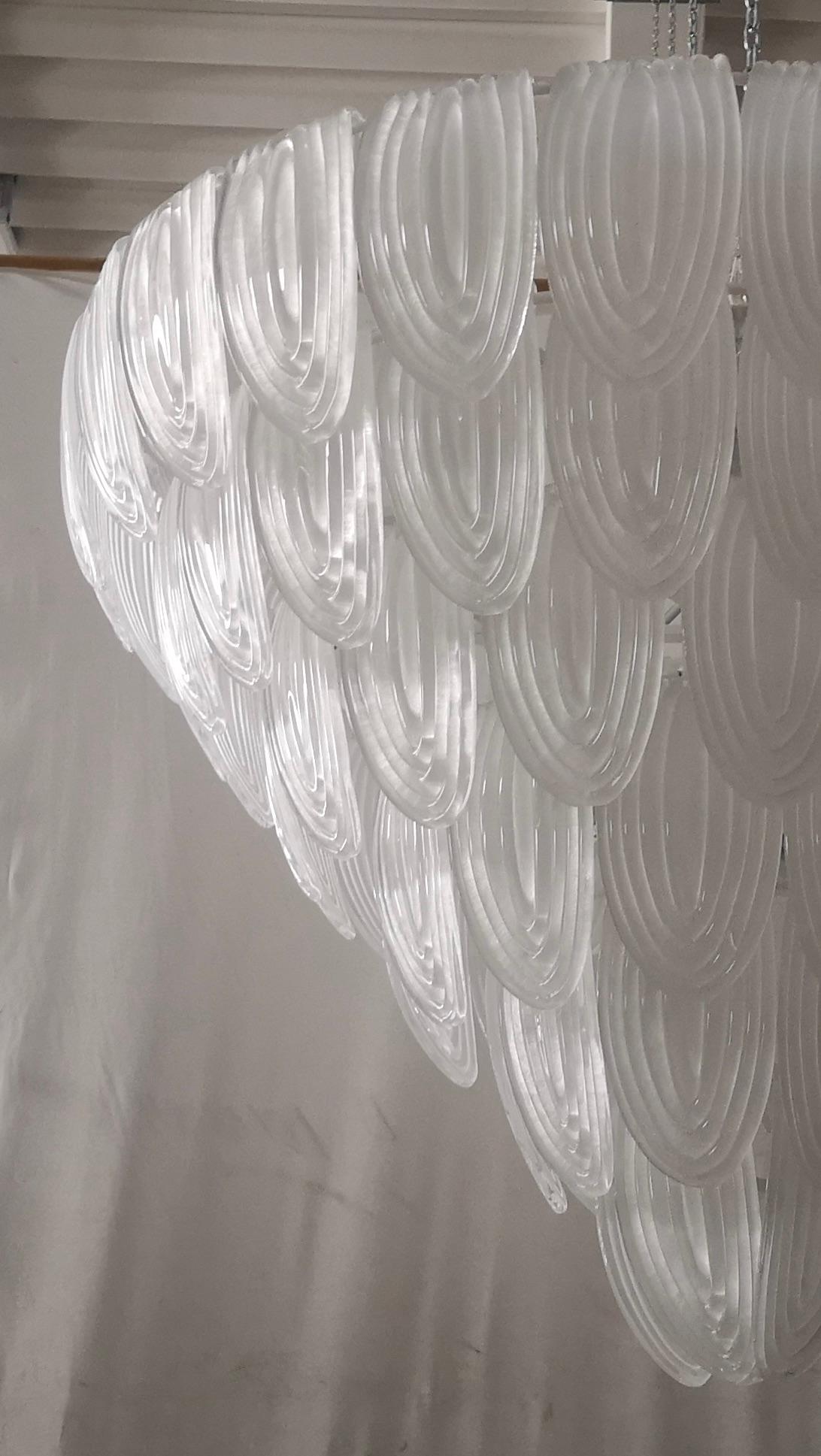 Mid-Century moderno Lampadari e pendenti rotondi in vetro artistico di Murano di colore trasparente/bianco, 2020 in vendita