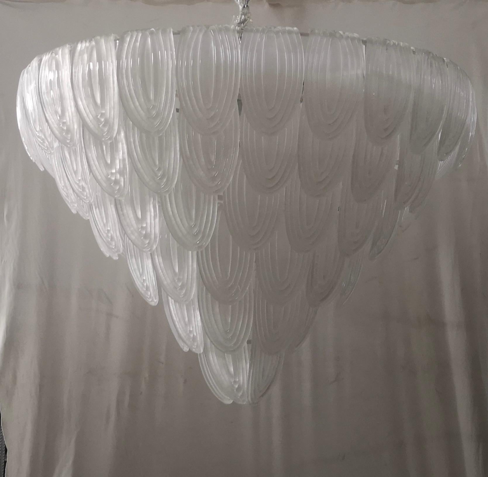 Italiano Lampadari e pendenti rotondi in vetro artistico di Murano di colore trasparente/bianco, 2020 in vendita