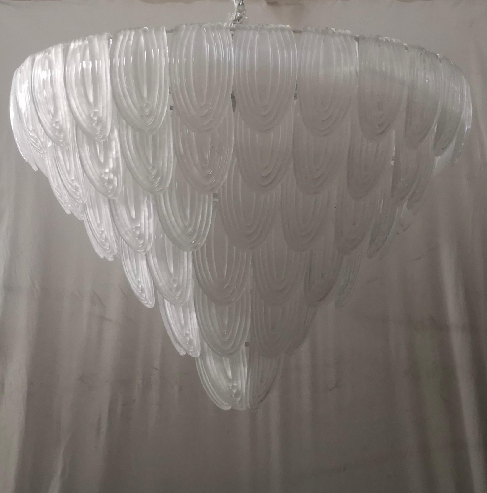 Vetro di Murano Lampadari e pendenti rotondi in vetro artistico di Murano di colore trasparente/bianco, 2020 in vendita