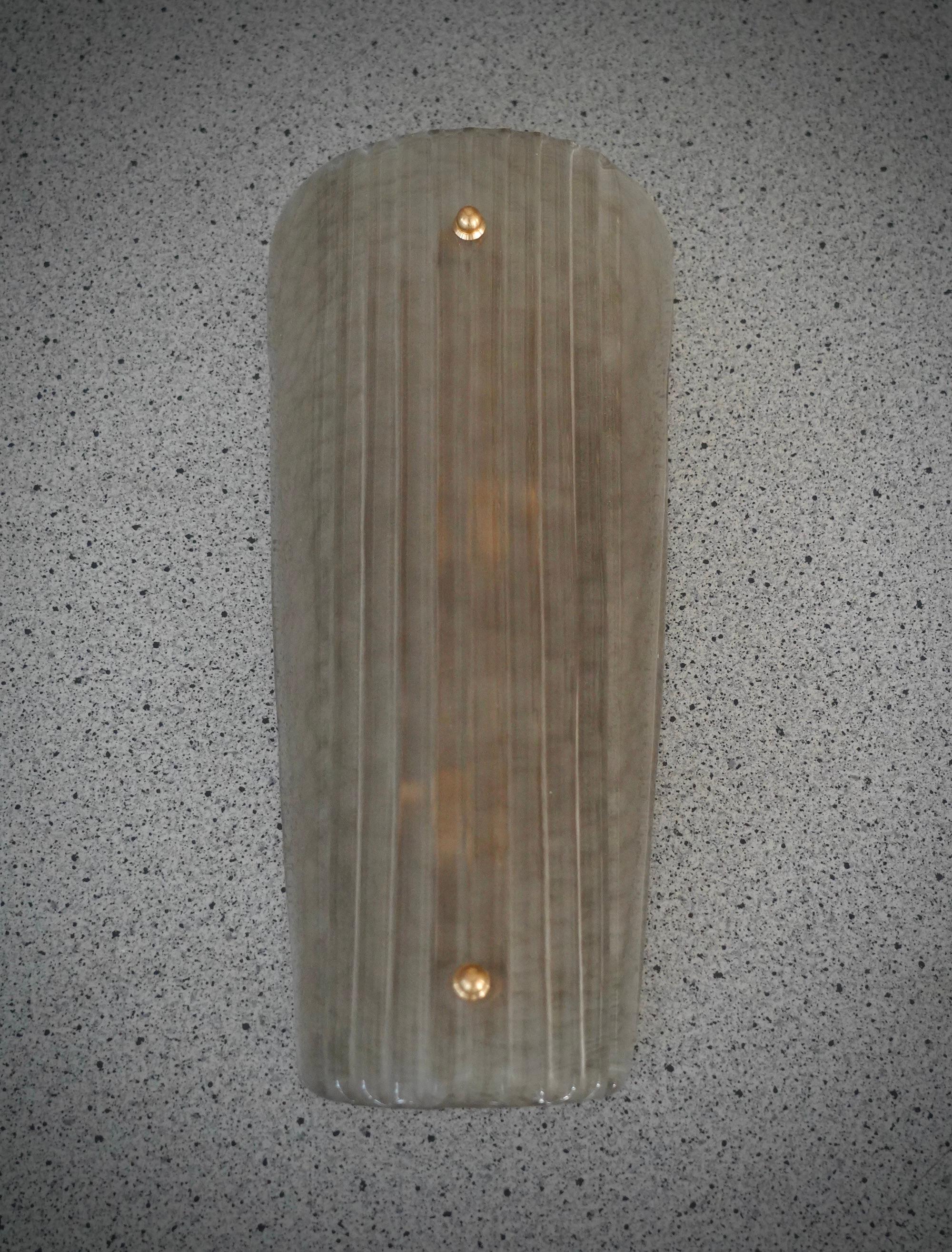 Bellissimo assemblaggio per questa applicazione in vetro di Murano. Un vetro molto particolare e raro da trovare, effetto fumé, sabbiato e inciso all'acido; classico stile di Murano.

L'applicazione è composta da un bellissimo vetro a righe e curvo