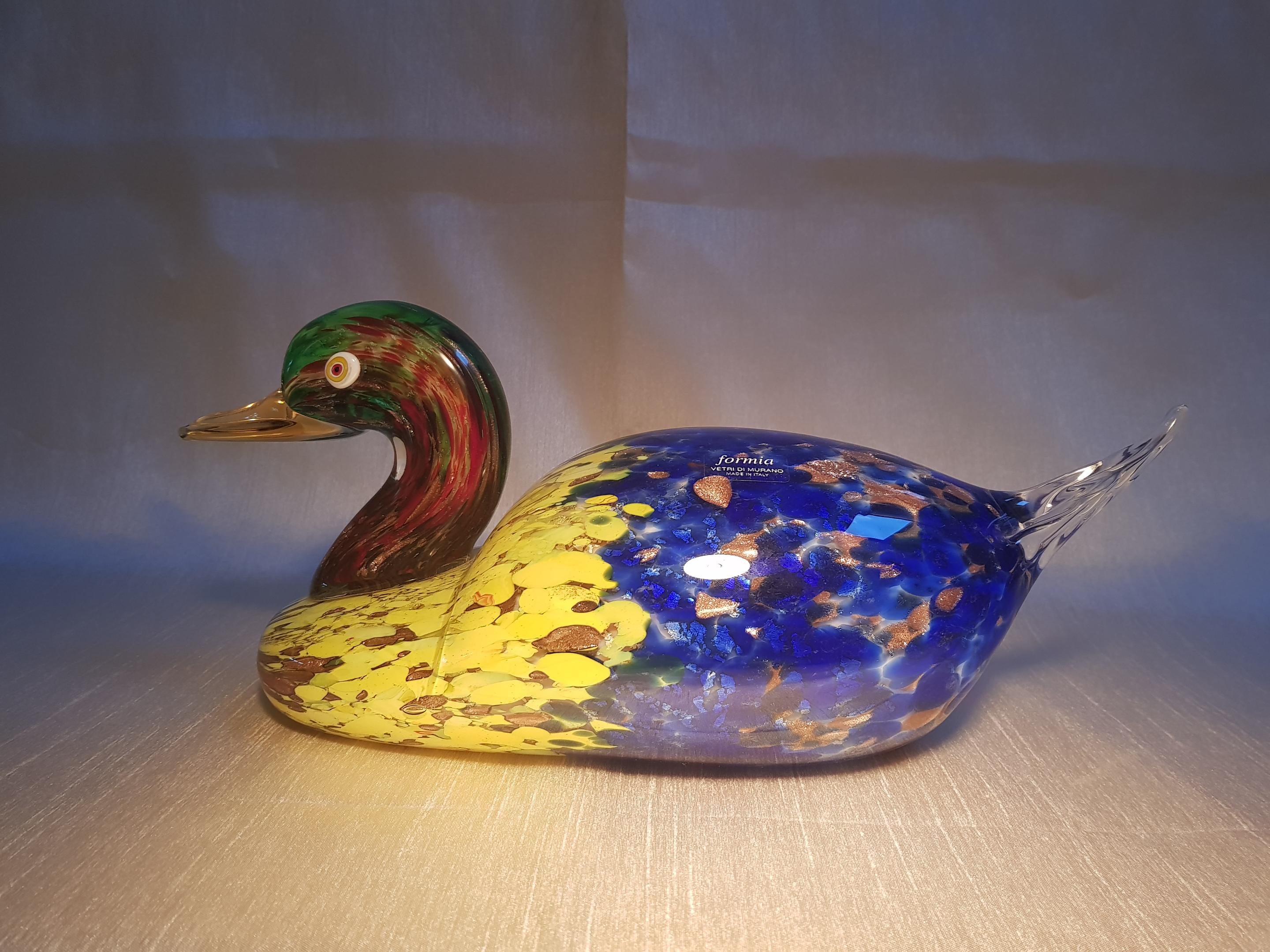 Preciosa escultura de un señuelo de pato hecha a mano por talentosos artistas del cristal de Murano de Formia. Con tonos de cristal amarillo, verde, rojo y azul con detalles de aventurina.
Vidrio soplado a mano de auténtico arte veneciano.