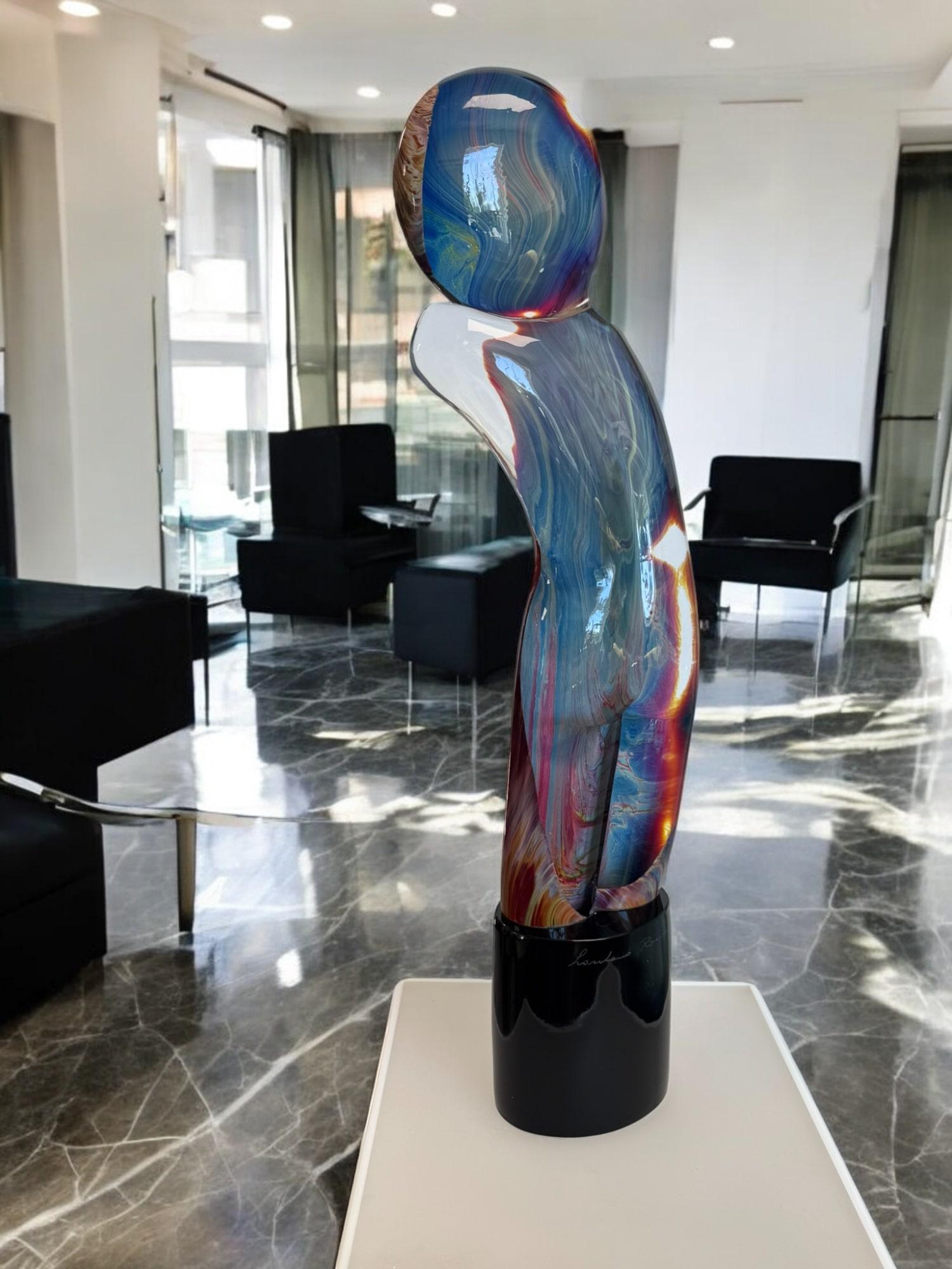 Escultura de vidrio artístico de Loredano Rosin (italiano, 1936-1991) que representa una figura desnuda en vidrio de Calcedonia pulido a mano sobre una base firmada por el artista. CIRCA: 1991. La escultura se asienta sobre un pedestal que se puede