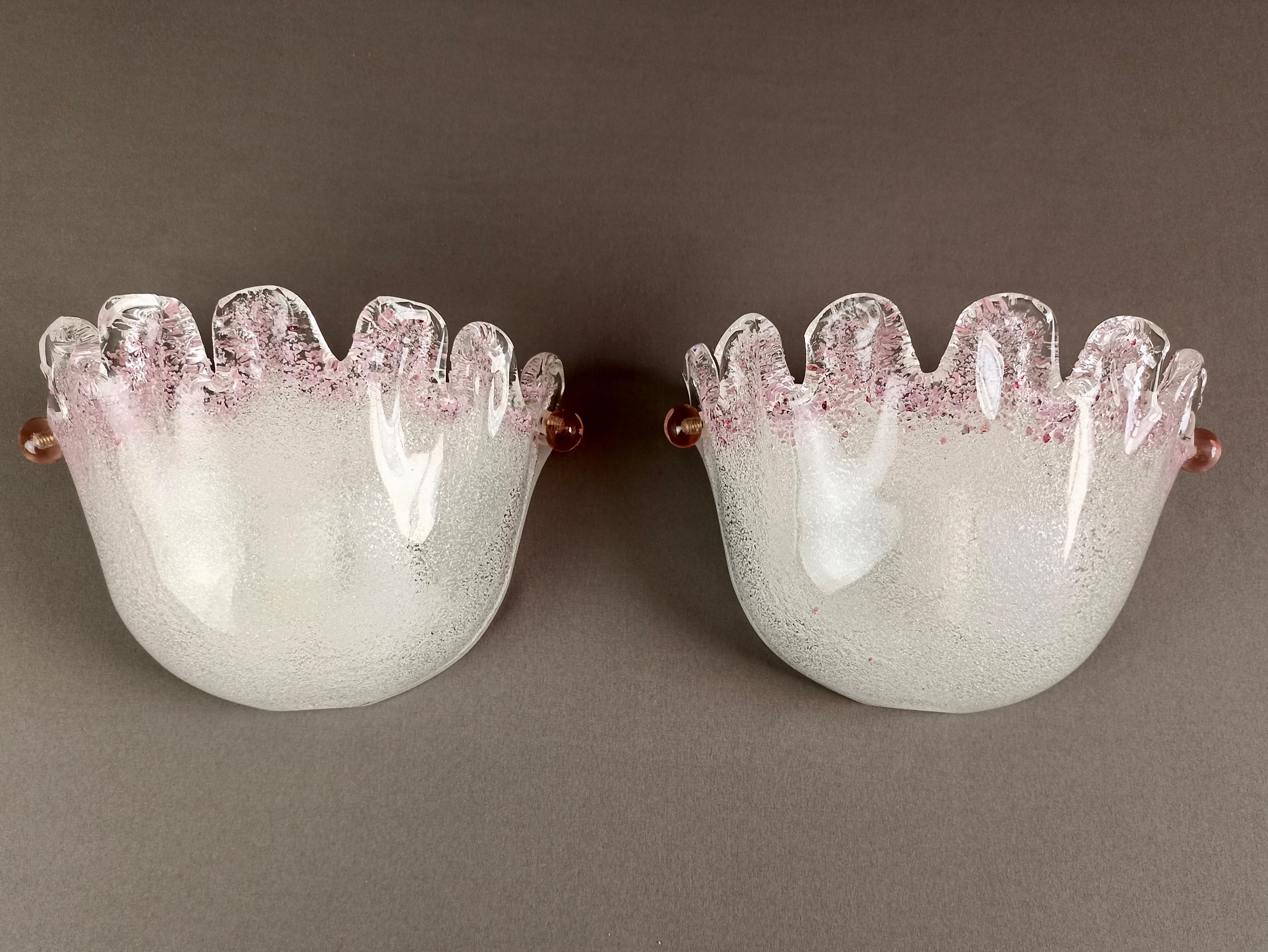 Modern Murano art glass set of two 1980s wall lamps in white and peachy pink graniglia
