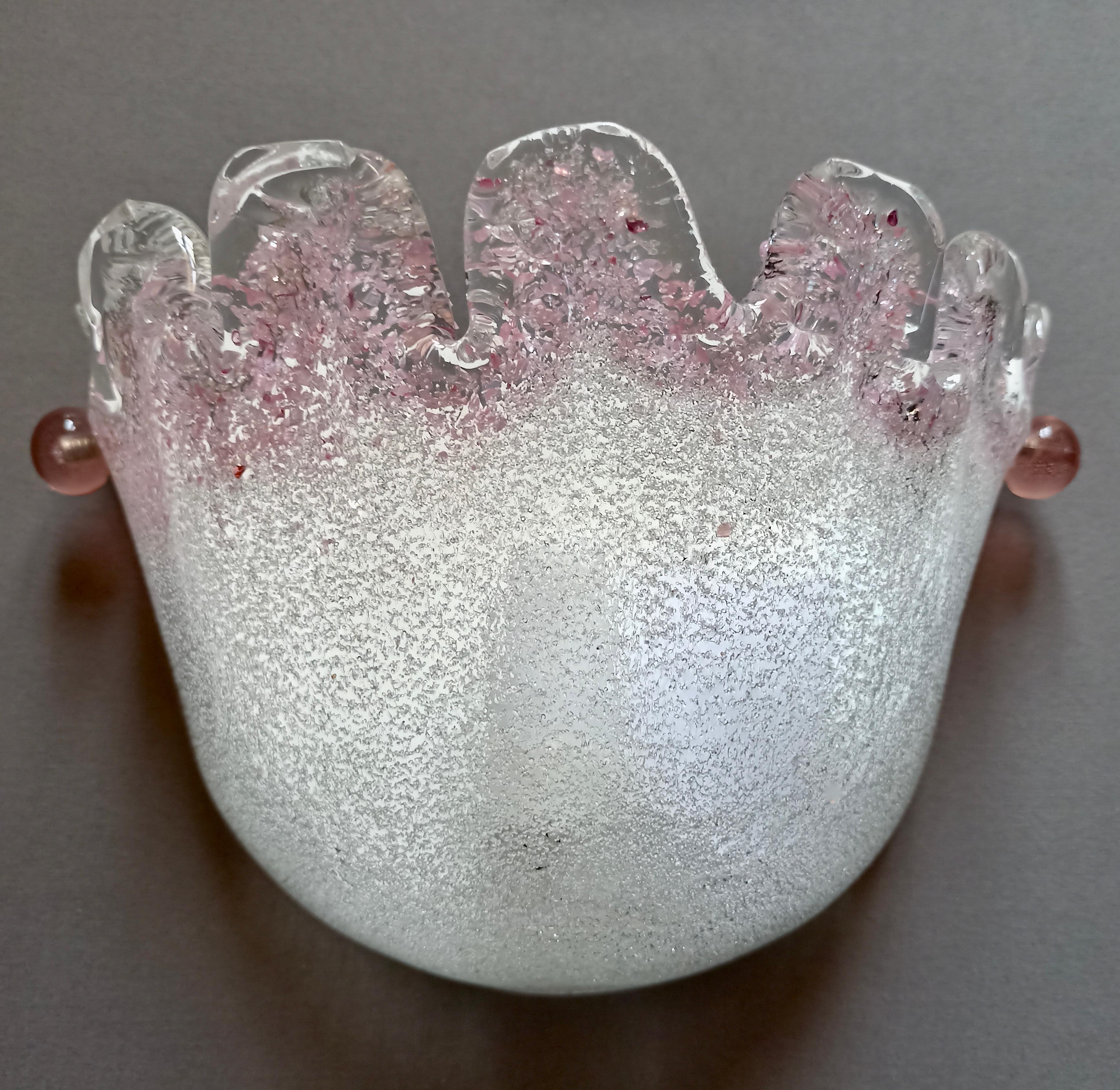 Hand-Crafted Murano art glass set of two 1980s wall lamps in white and peachy pink graniglia