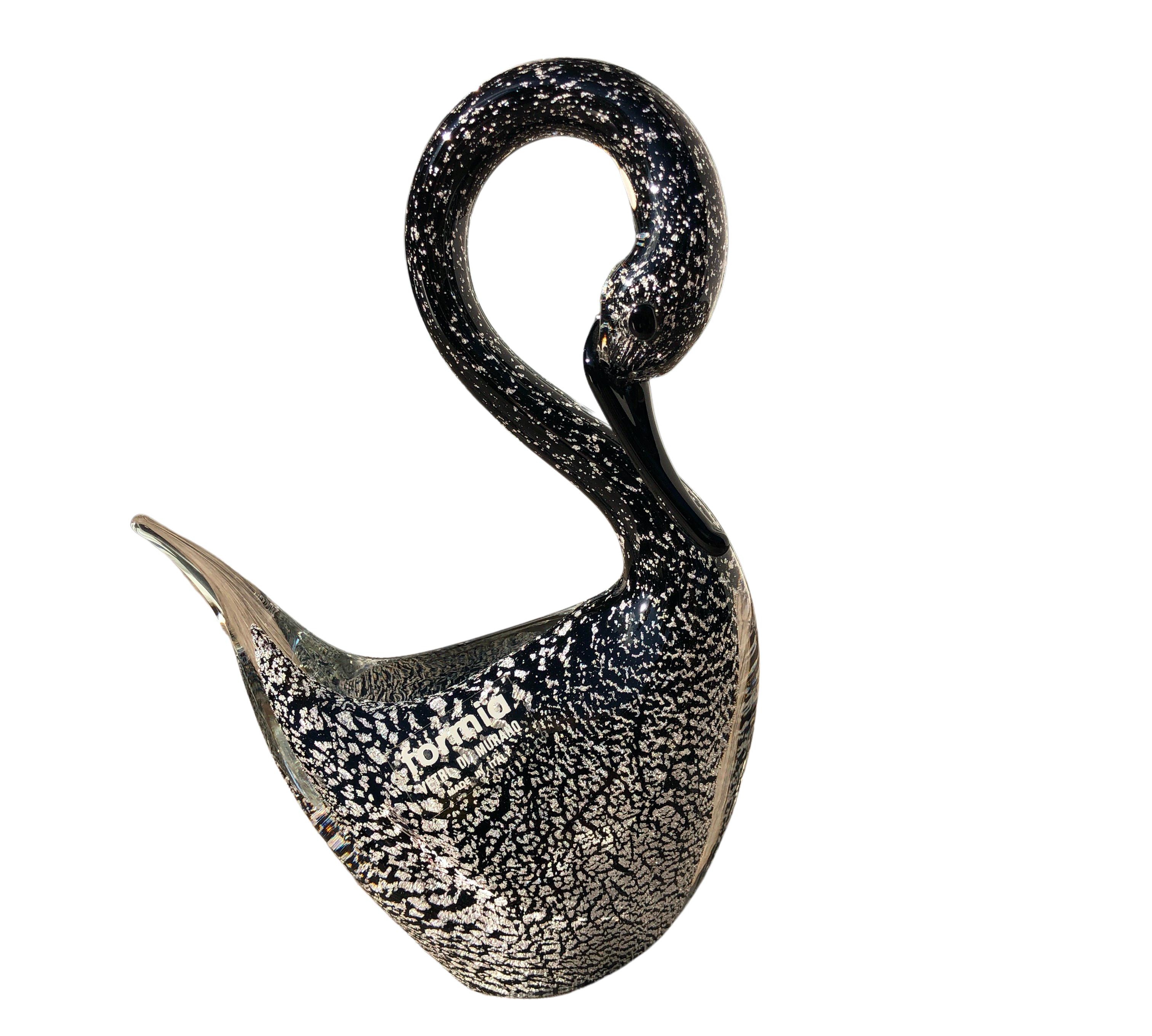Cette magnifique figurine de cygne en verre de Murano a été fabriquée par Formia Murano. Le noyau intérieur noir solide avec une masse d'inclusions d'argent aventurine est très décoratif. Exellent condicion. Joli à utiliser comme sculpture mais