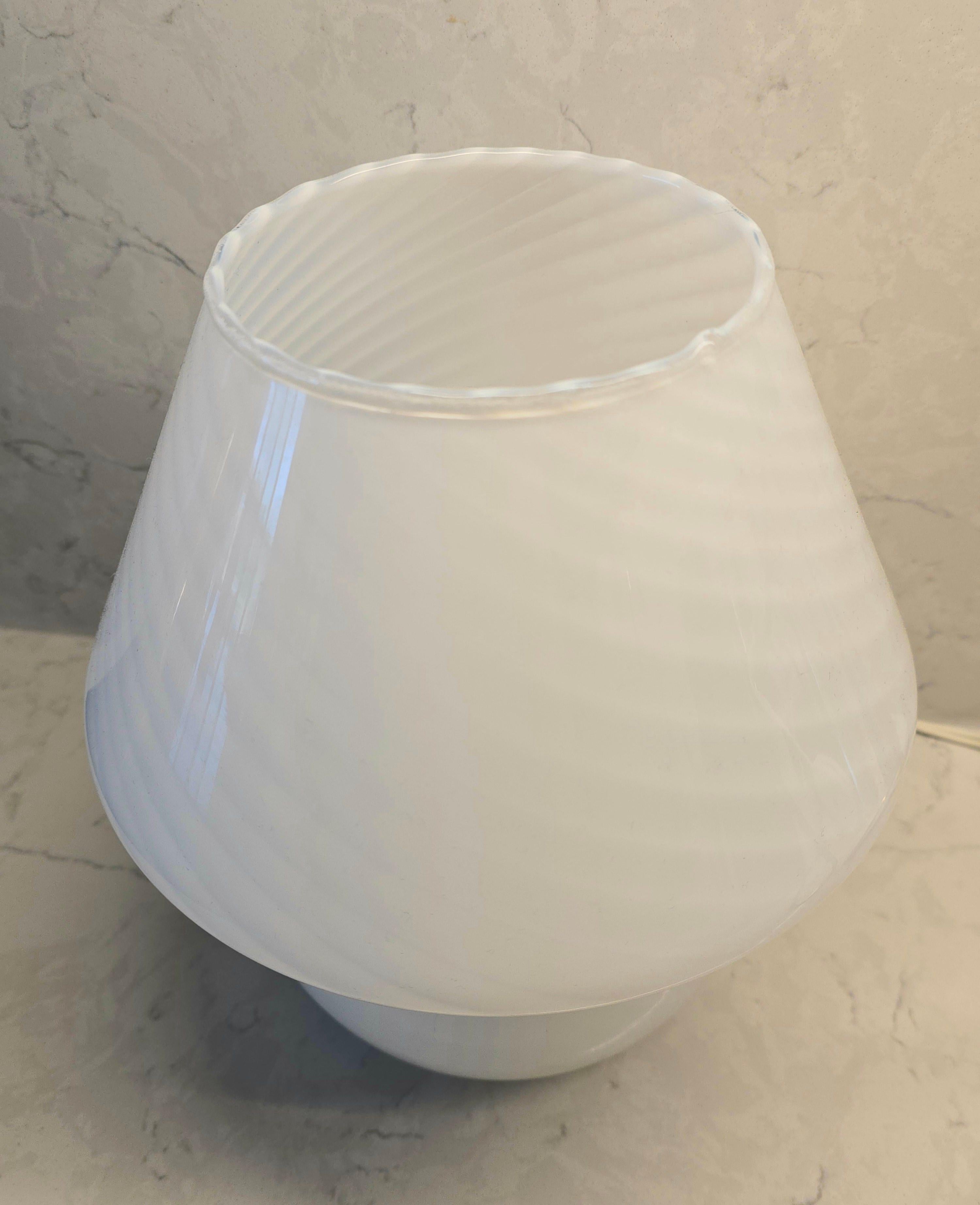 Petite lampe champignon blanche de Murano Bon état à Toronto, ON