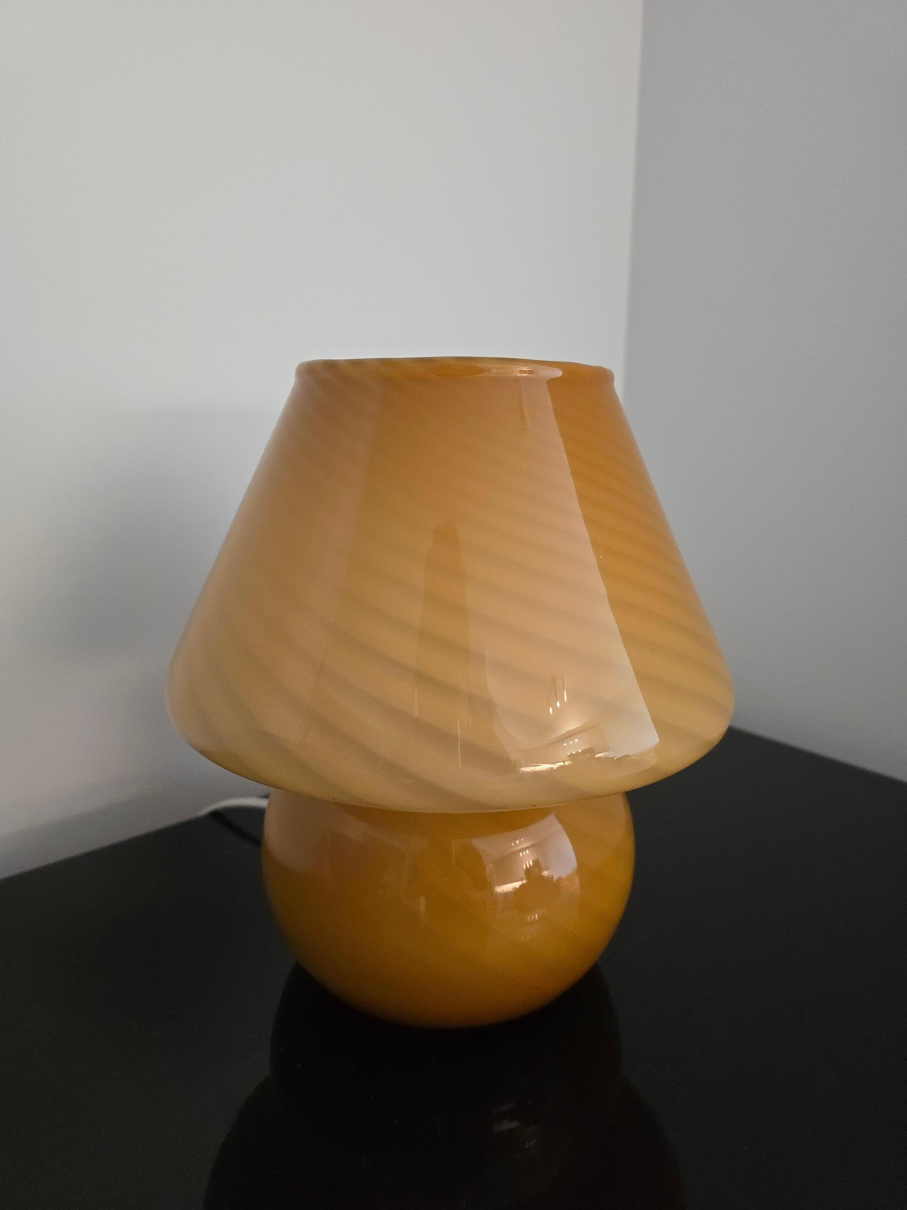 Lámpara de cristal de Murano Pequeña seta marrón caramelo Moderno de mediados de siglo en venta
