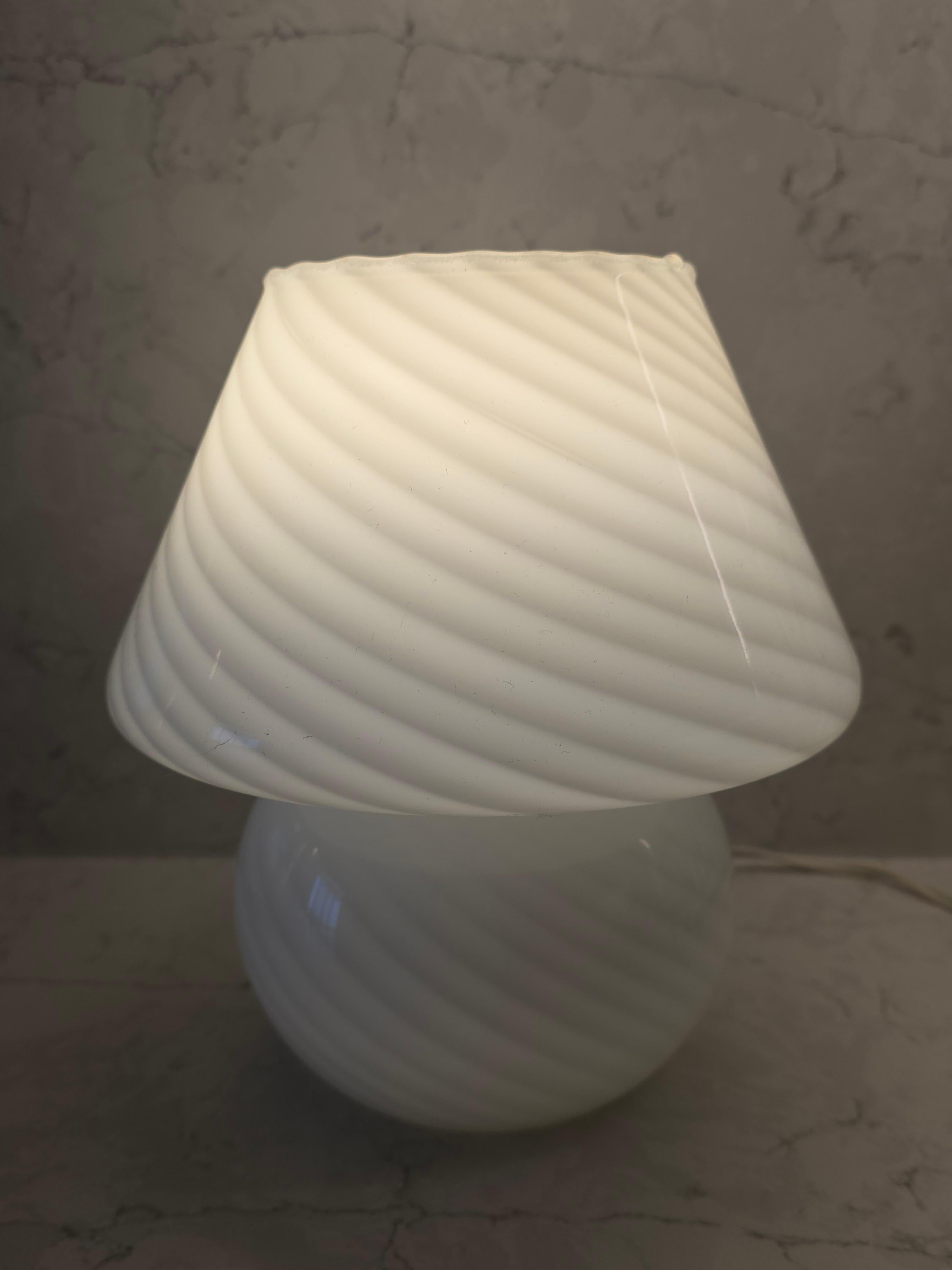 Mid-Century Modern Petite lampe champignon blanche de Murano