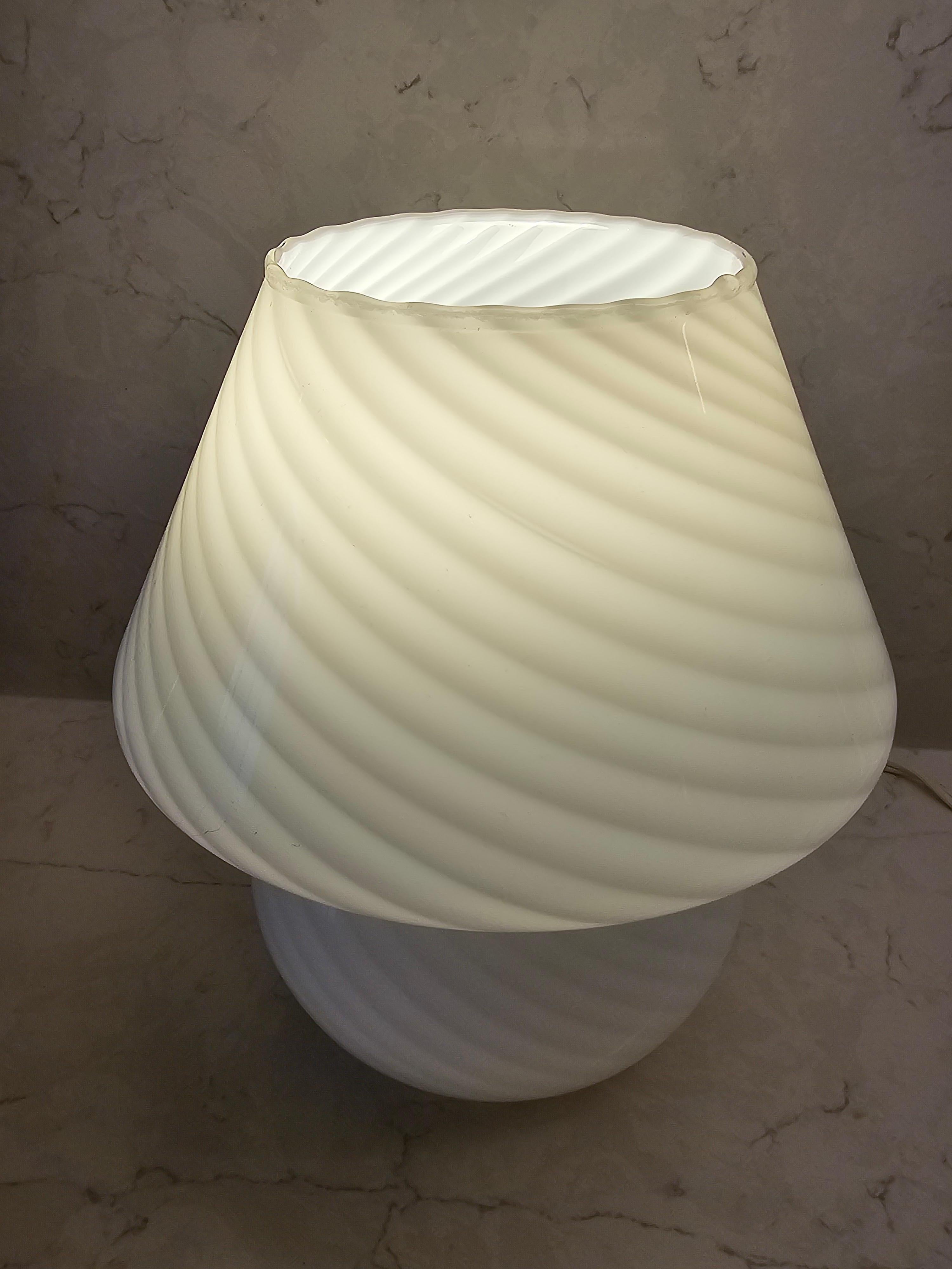 italien Petite lampe champignon blanche de Murano