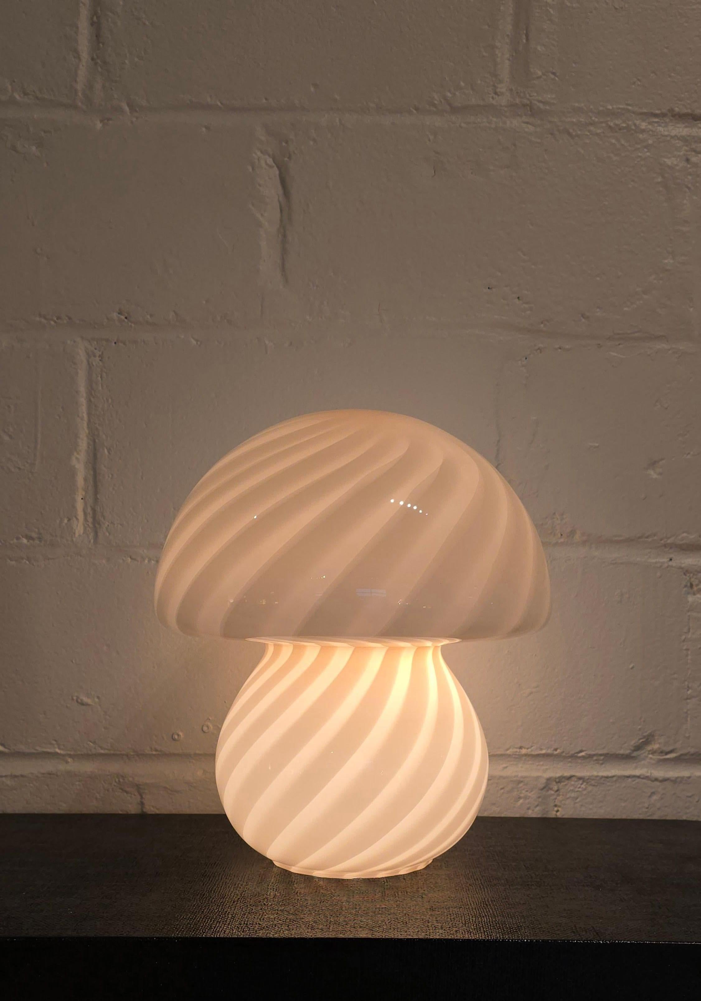Superbe lampe champignon en verre d'art de Murano avec une forme de sommet fermé dans une couleur rose douce. Il a été fabriqué à l'origine sur l'île de Murano, en Italie, dans les années 1970, par des artisans verriers de Murano. La forme et la