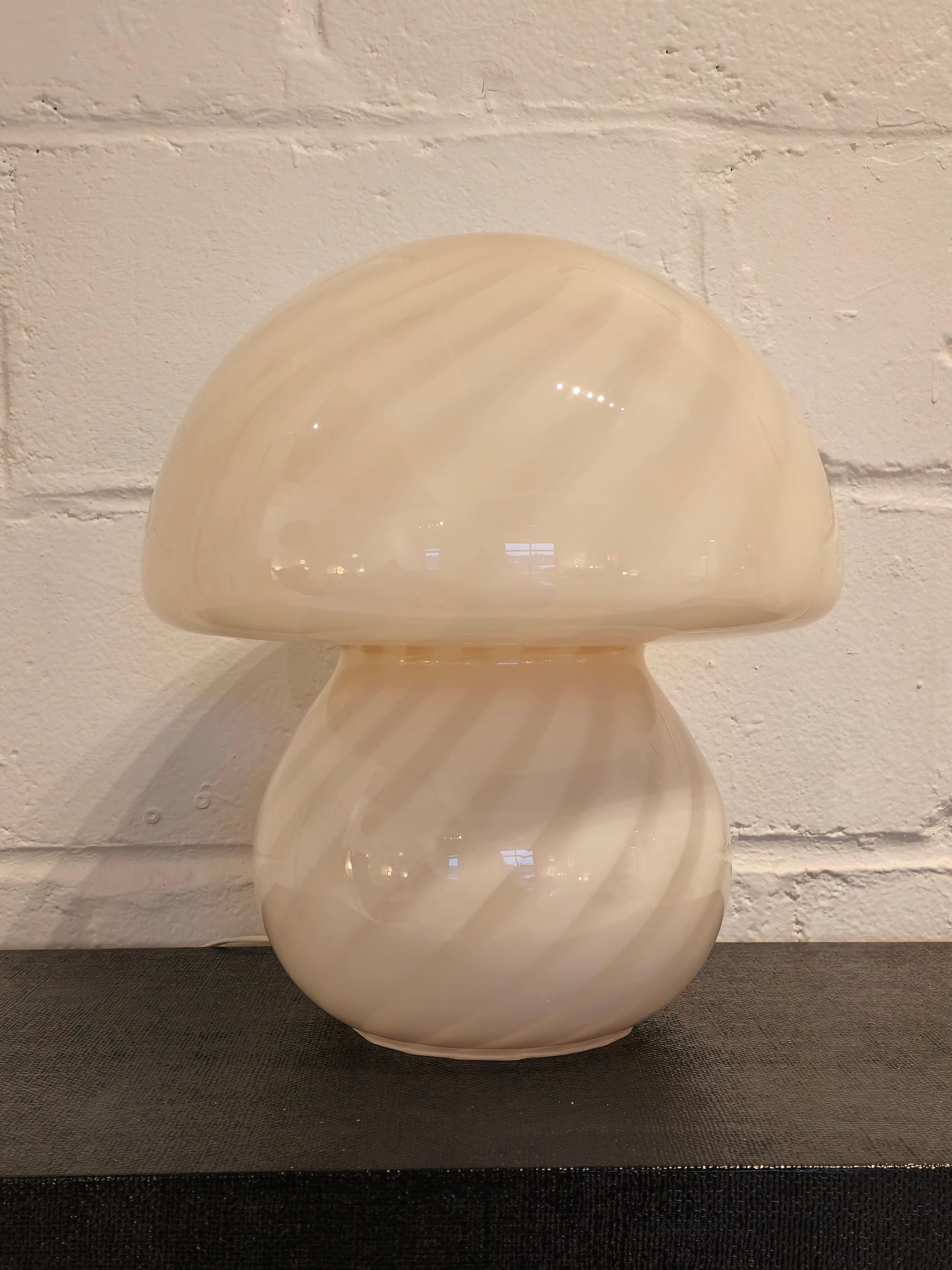 Mid-Century Modern Lampe champignon rose tendre en verre d'art de Murano en vente