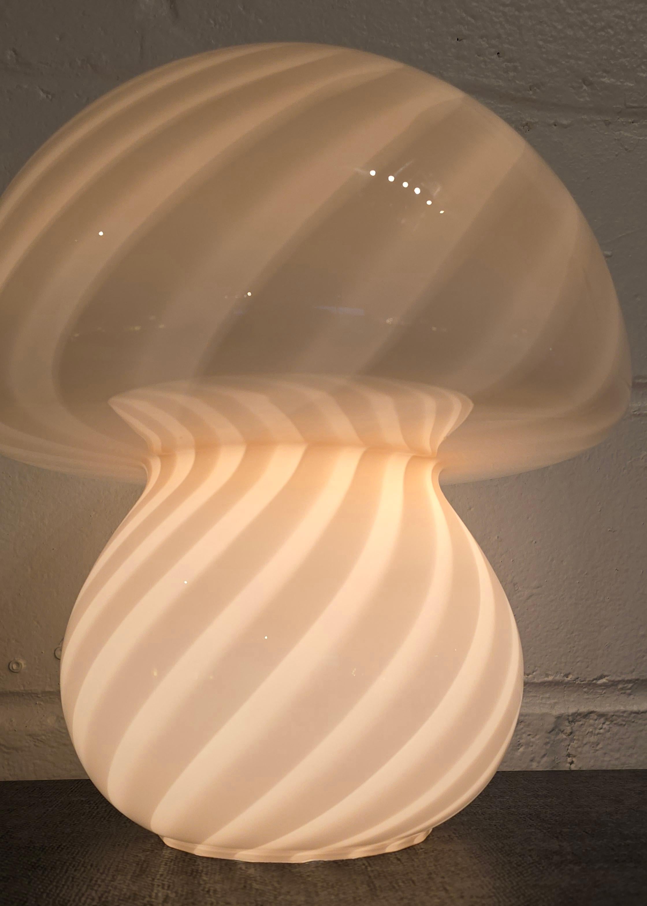 Autre Lampe champignon rose tendre en verre d'art de Murano en vente
