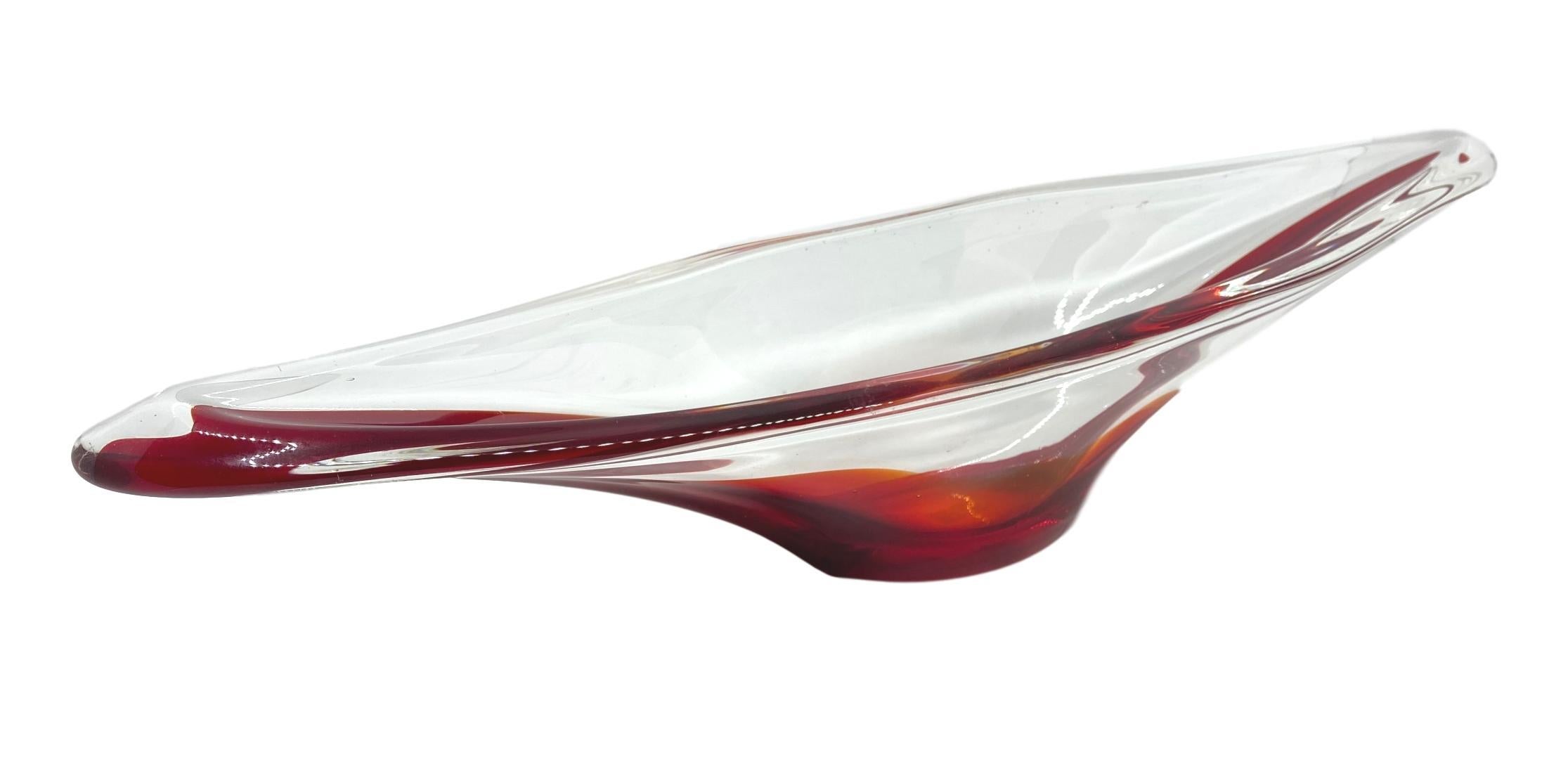 An amazing Venetian Murano glass bowl in a nice clear and red color. A highly decorative piece useful as centre piece or bowl, candy bowl or fruit bowl, Italy, 1970s.