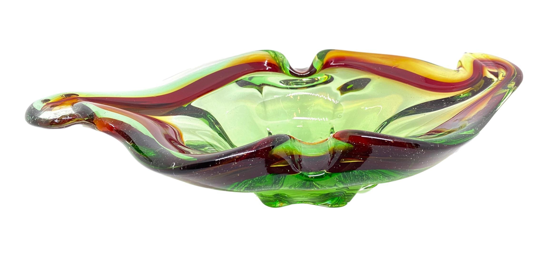 An amazing Venetian Murano glass bowl in a nice green and red color. A highly decorative piece useful as centre piece or bowl, candy bowl or fruit bowl, Italy, 1970s.