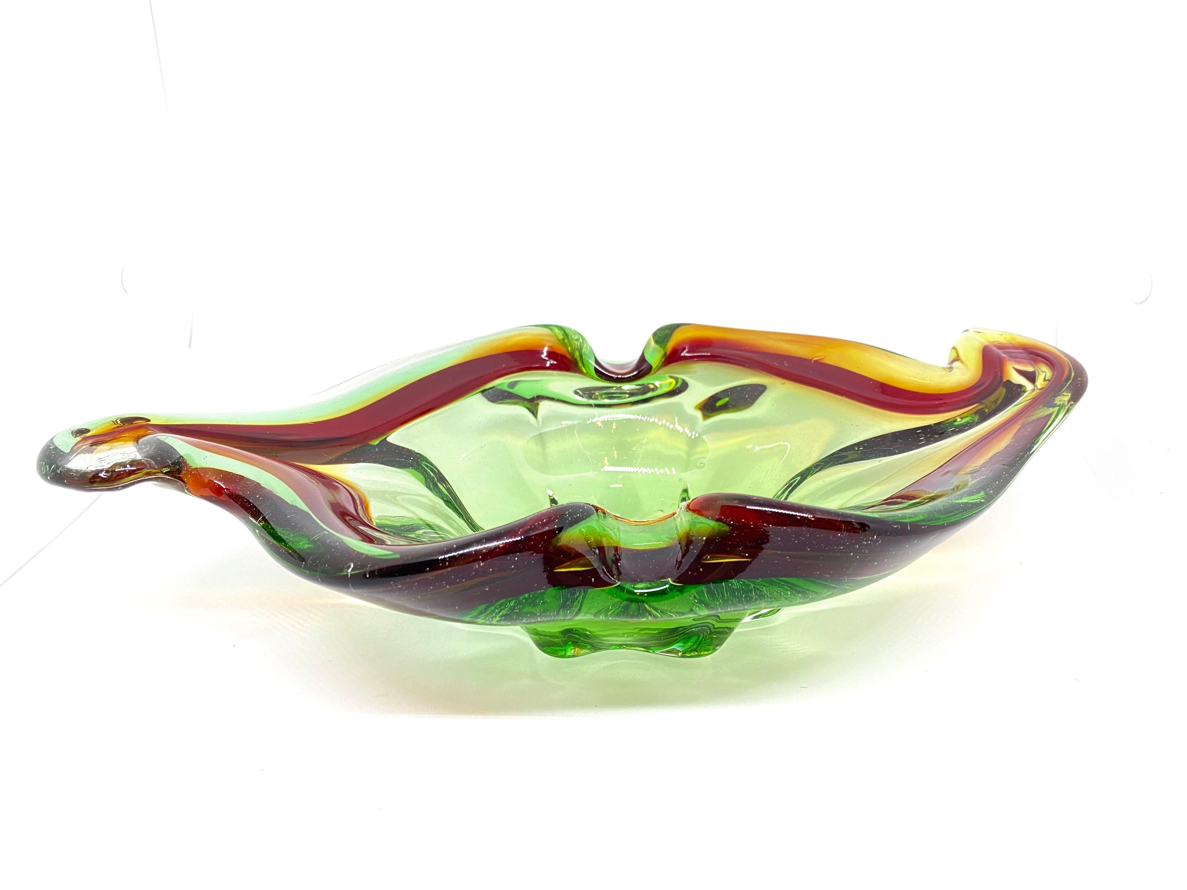 Mid-Century Modern Bol Sommerso en verre d'art de Murano rouge et vert vintage, Italie en vente