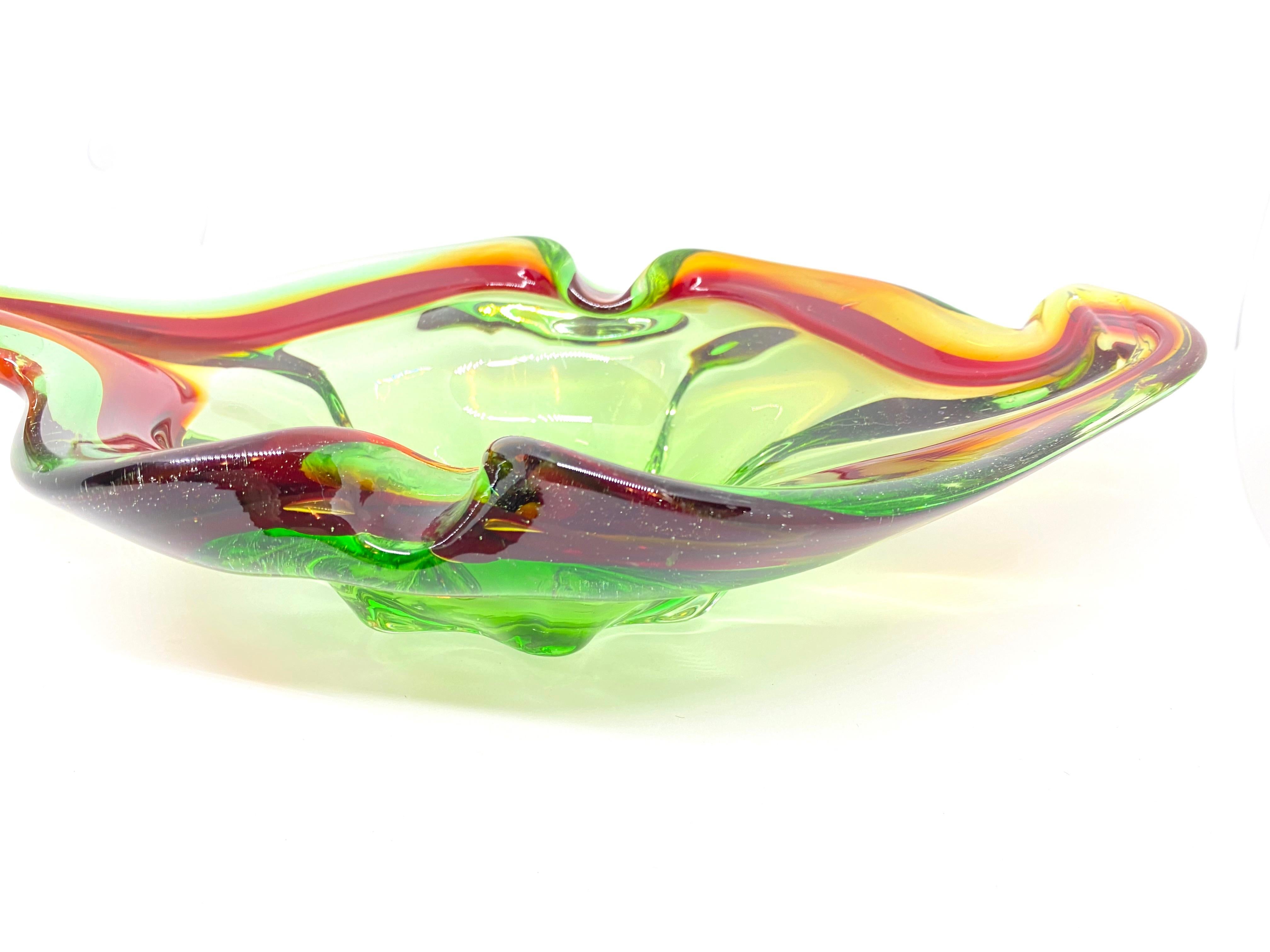 Mid-Century Modern Murano Art Glass Sommerso Bowl Catchall Red and Green Vintage, Italy For Sale