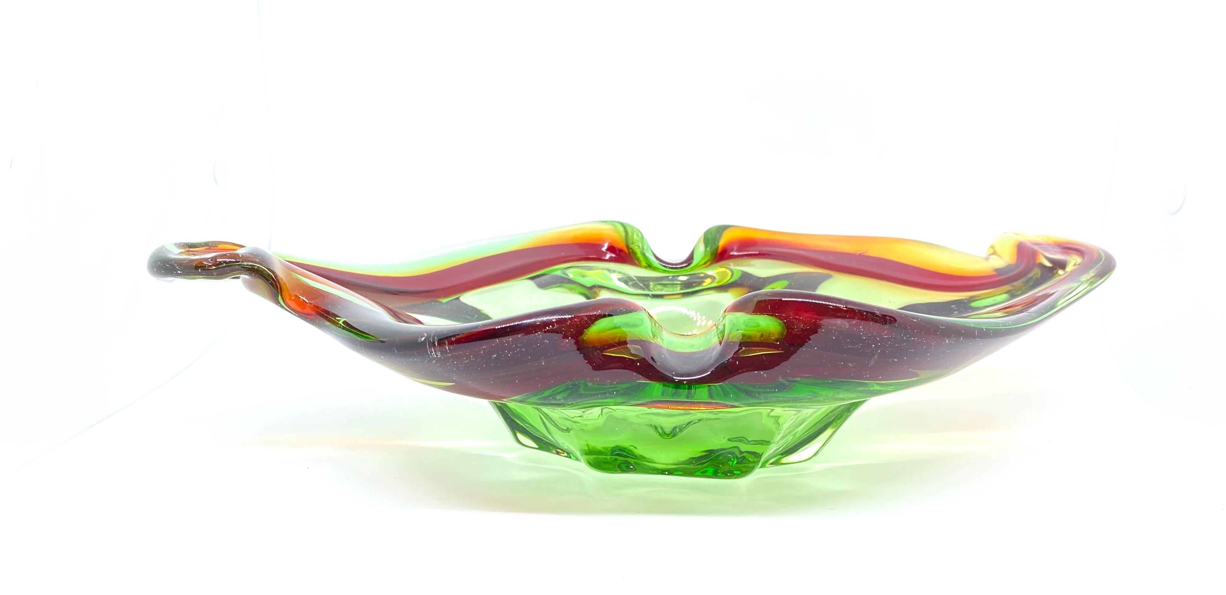 Fin du 20e siècle Bol Sommerso en verre d'art de Murano rouge et vert vintage, Italie en vente