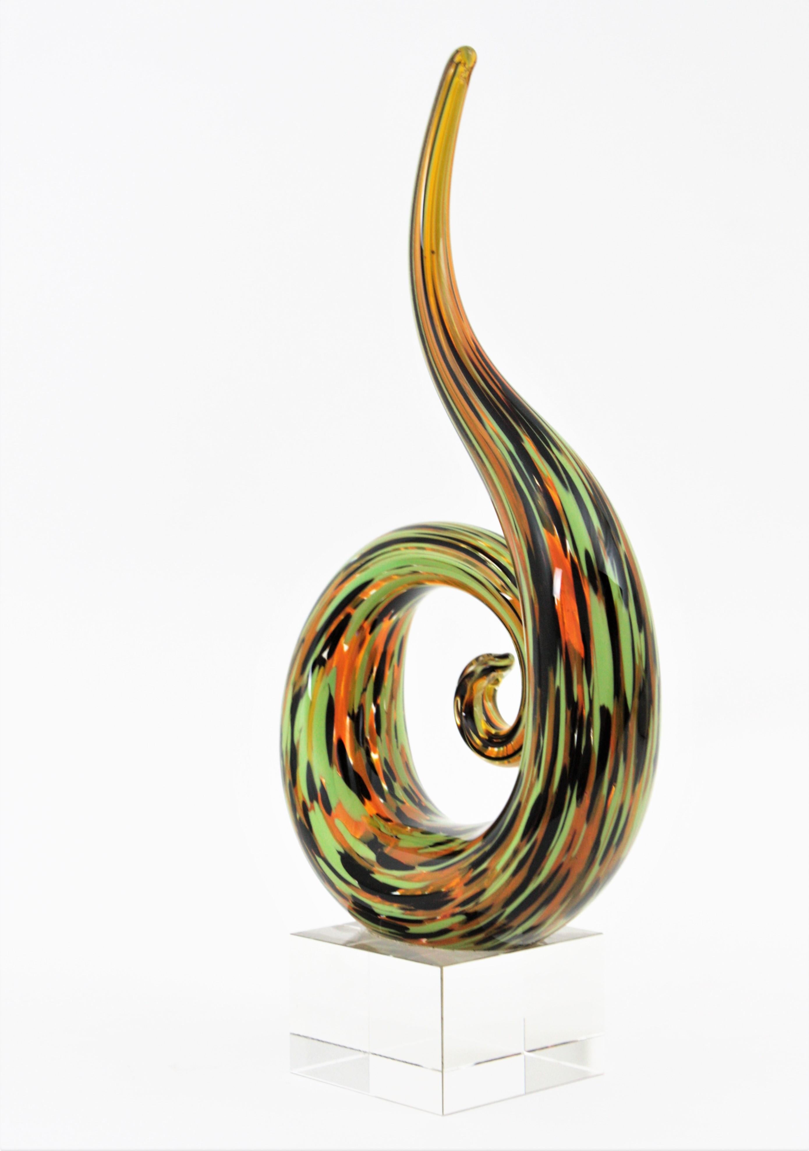 20ième siècle Sculpture presse-papiers en verre d'art de Murano en forme de spirale multicolore, Italie, années 1960 en vente