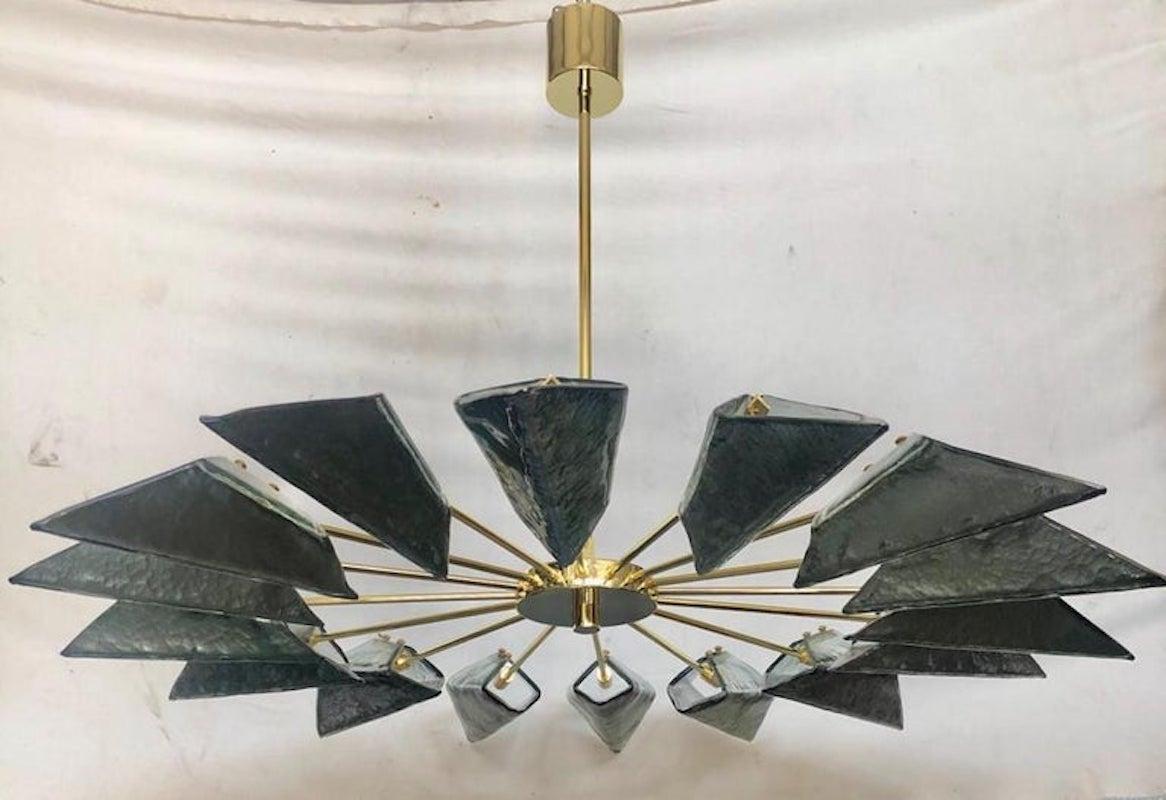 Simple and linear but there is all the style of Murano in this splendid chandelier with a beautiful green / blue color. The Murano furnaces create an indisputable timeless design, simple but elegant at the same time.

The chandelier has a structure