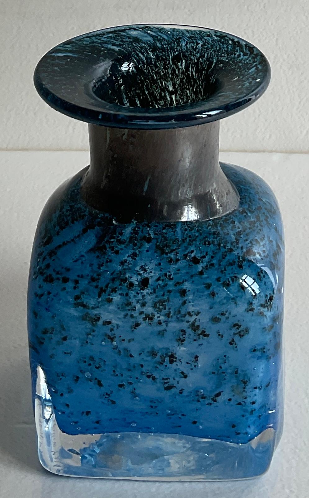 Un joli vase à tige en verre d'art Murano. 
Aucun dommage, inclusions de bulles contrôlées et technique sommerso. 
Fabriqué entièrement à la main.

Signé sur la base et numéroté.

Mesures : 2 3/4