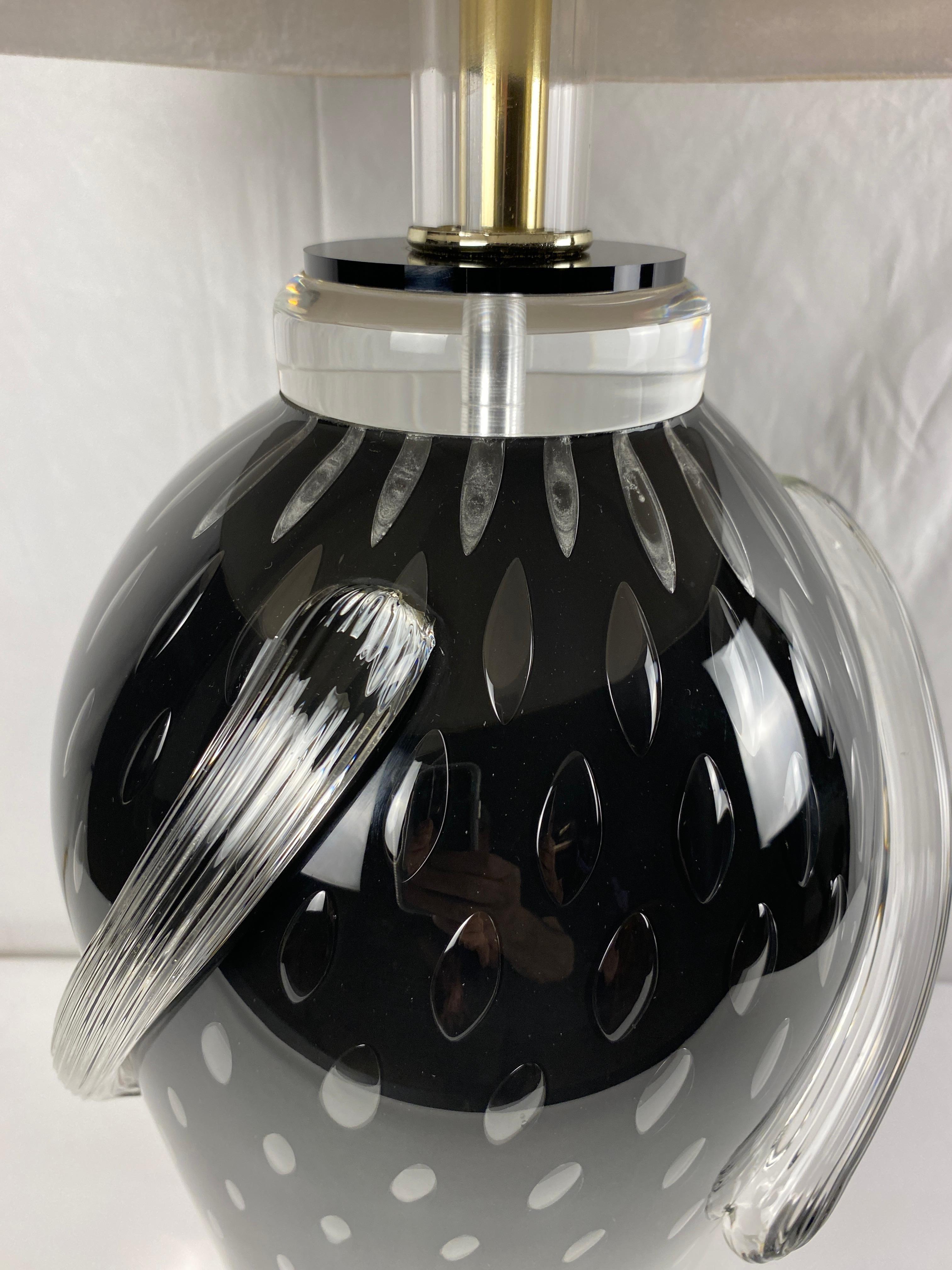 Ein außergewöhnlich schönes Gefäß aus mundgeblasenem Murano-Kunstglas in Form einer maßgefertigten Lampe. Fabelhafte Form mit einer beeindruckenden Farbpalette. Diese Leuchte wurde mit größter Sorgfalt und unter Verwendung von Komponenten höchster