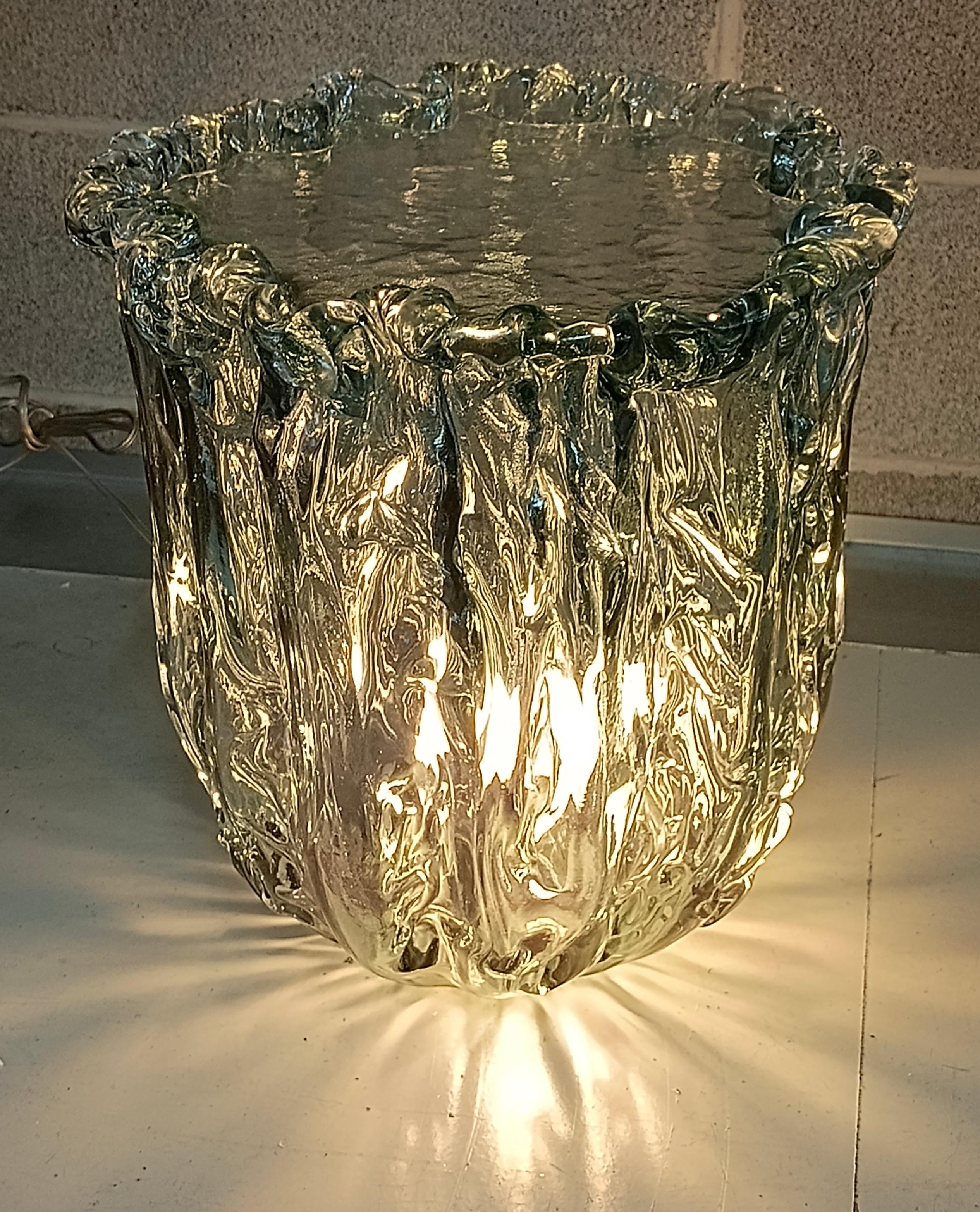 Sehr besondere Murano Glas Beistelltisch mit einer aufregenden teal Farbe, mit einem sehr originellen Design, eine echte Murano Glas Skulptur.

Der Couchtisch besteht aus einem großen vasenförmigen Sockel aus Murano-Glas und einer Scheibe, ebenfalls