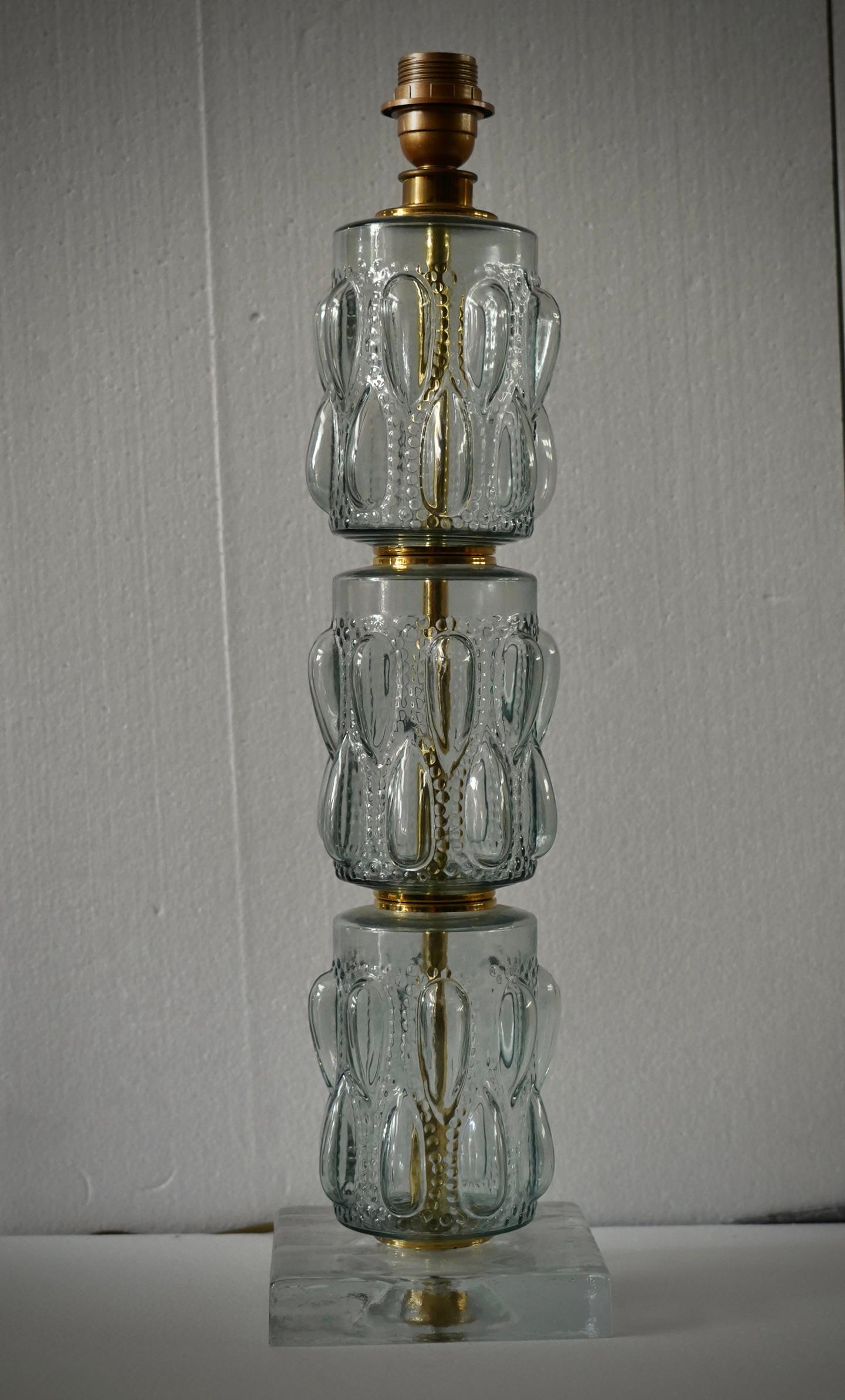 Élégante et très originale lampe de table conçue par les verreries de Murano, au caractère très fort, riche et présent, qui ne manquera pas de faire son show. Les fours Murano créent un design intemporel incontestable, à la fois simple et