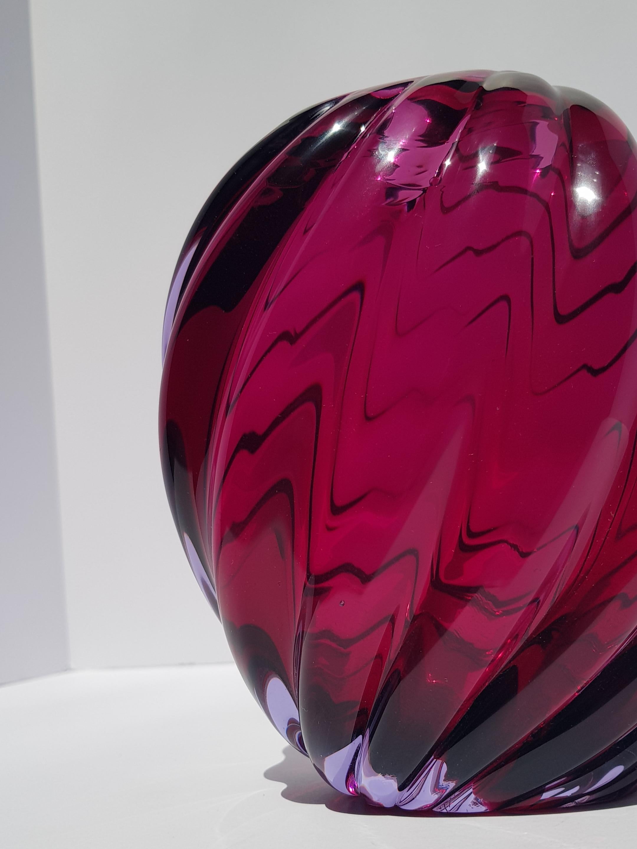 Vaso in vetro artistico di Murano Archimede Seguso a coste viola rubino Mid Century Mod in vendita 8