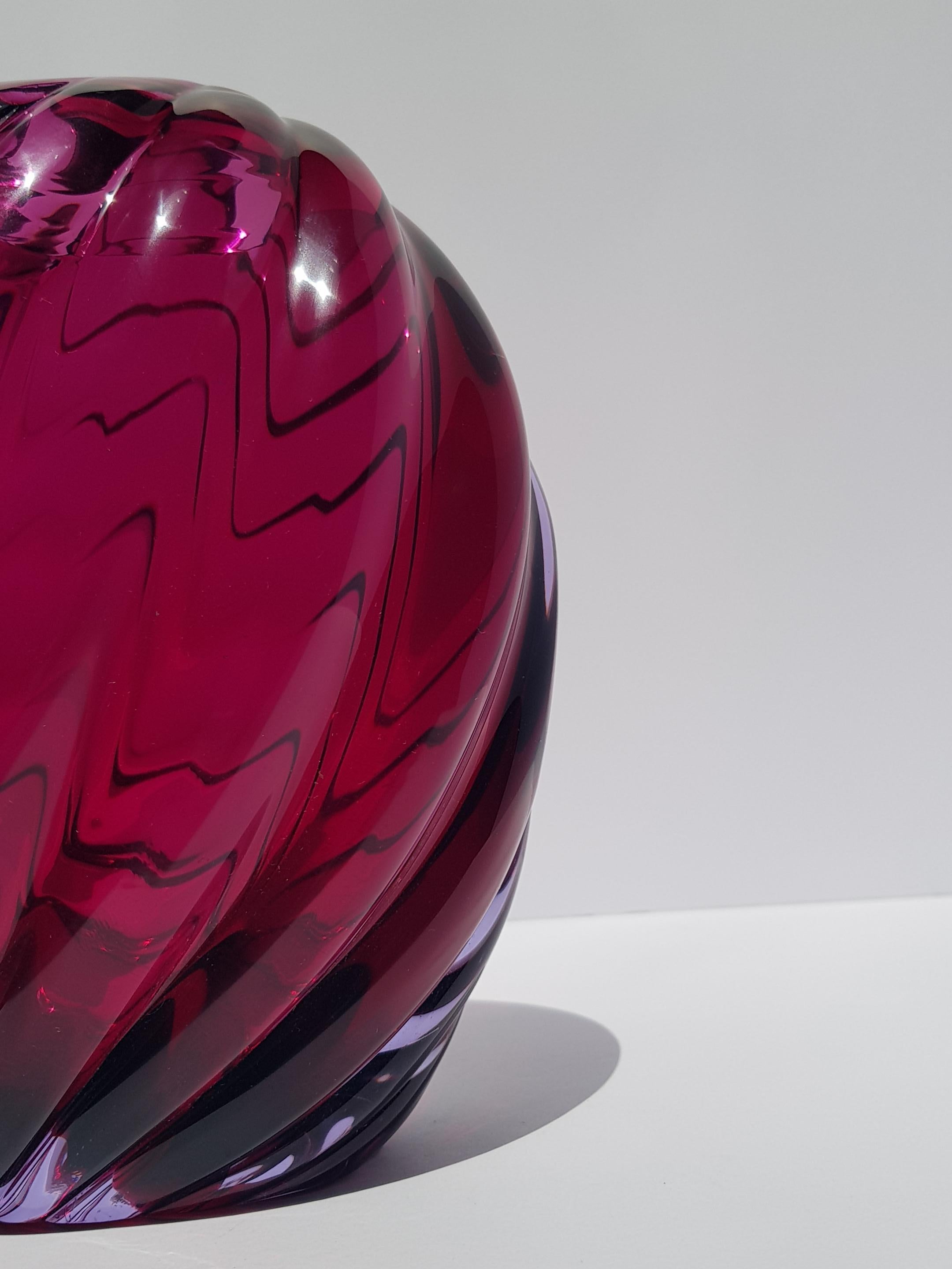 Vaso in vetro artistico di Murano Archimede Seguso a coste viola rubino Mid Century Mod in vendita 9