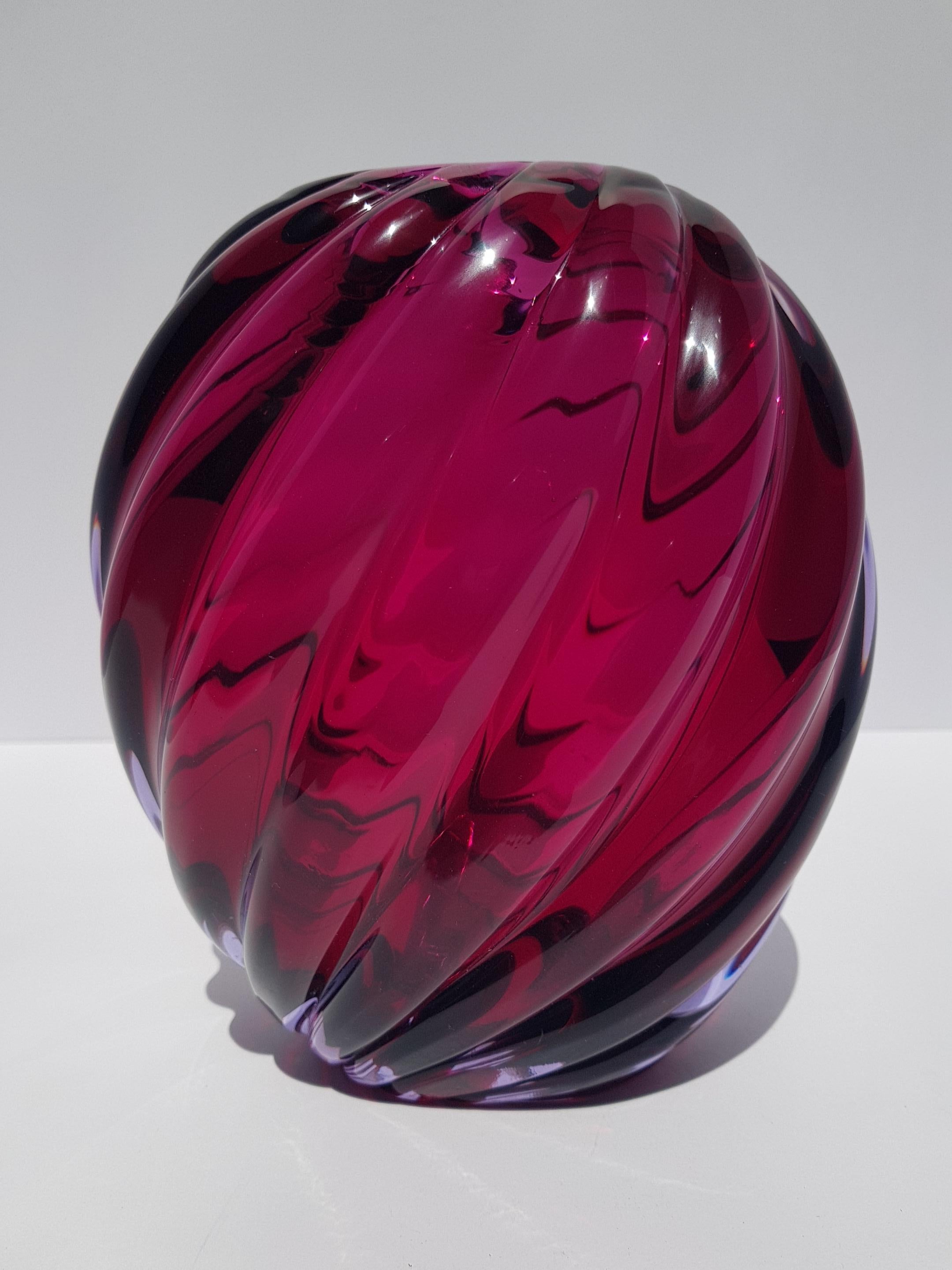 Squisito vaso o scultura in vetro artistico di Murano autentico della metà del secolo scorso, firmato dal maestro Archimede Seguso, artista del vetro veneziano. Questo vaso in vetro artistico è realizzato con la tecnica del sommerso, in cui uno
