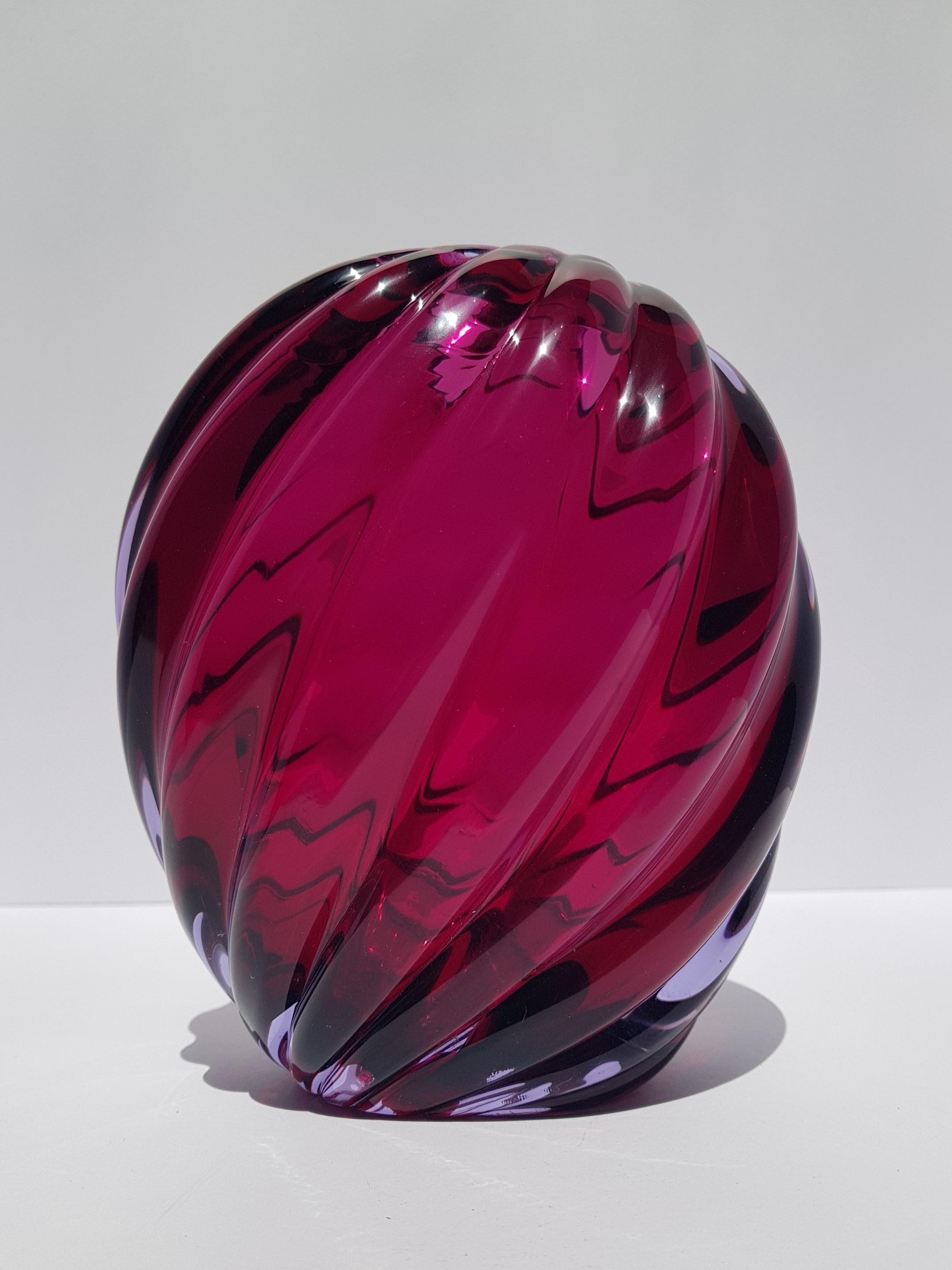 Mid-Century moderno Vaso in vetro artistico di Murano Archimede Seguso a coste viola rubino Mid Century Mod in vendita