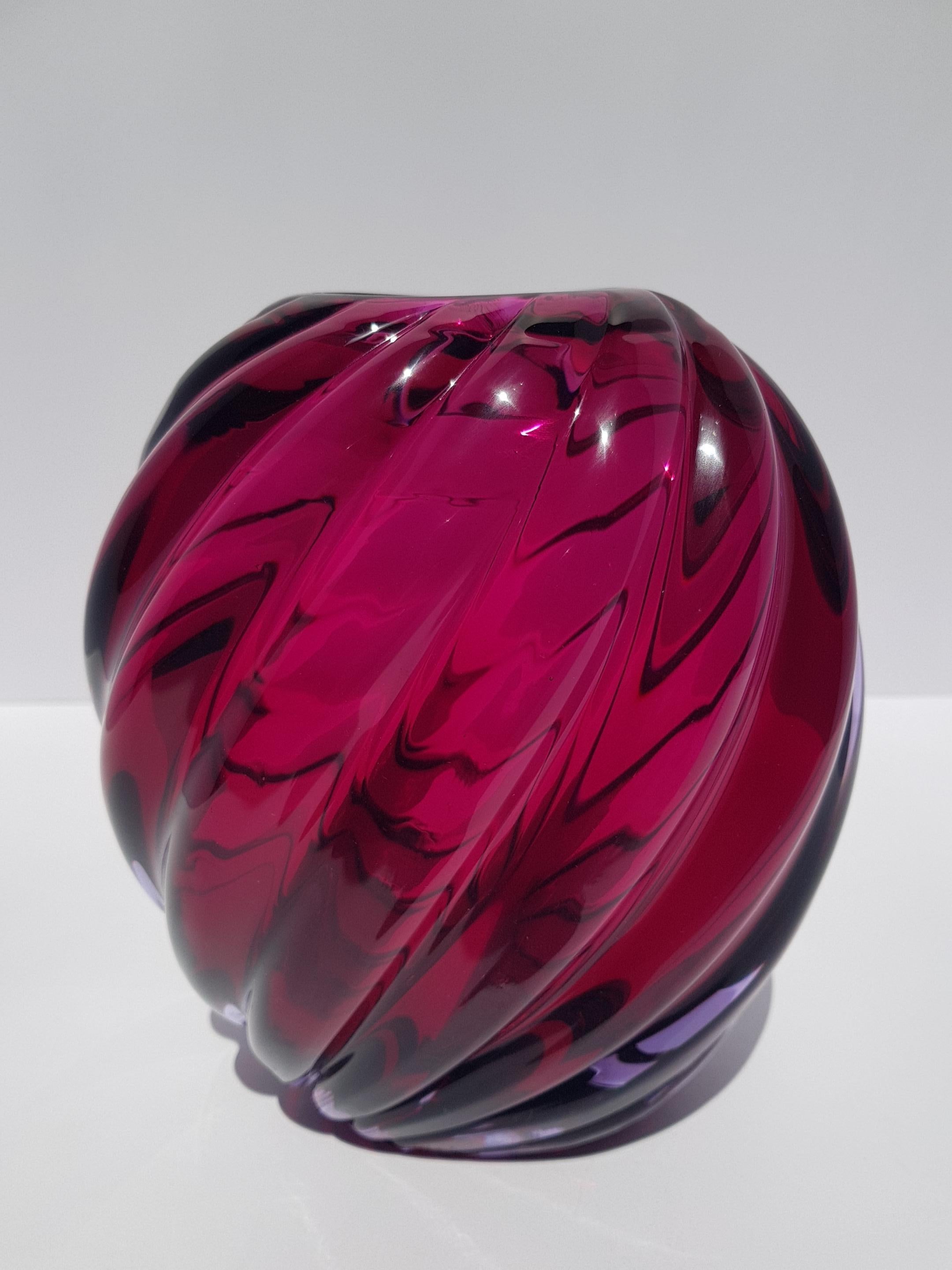 Italiano Vaso in vetro artistico di Murano Archimede Seguso a coste viola rubino Mid Century Mod in vendita