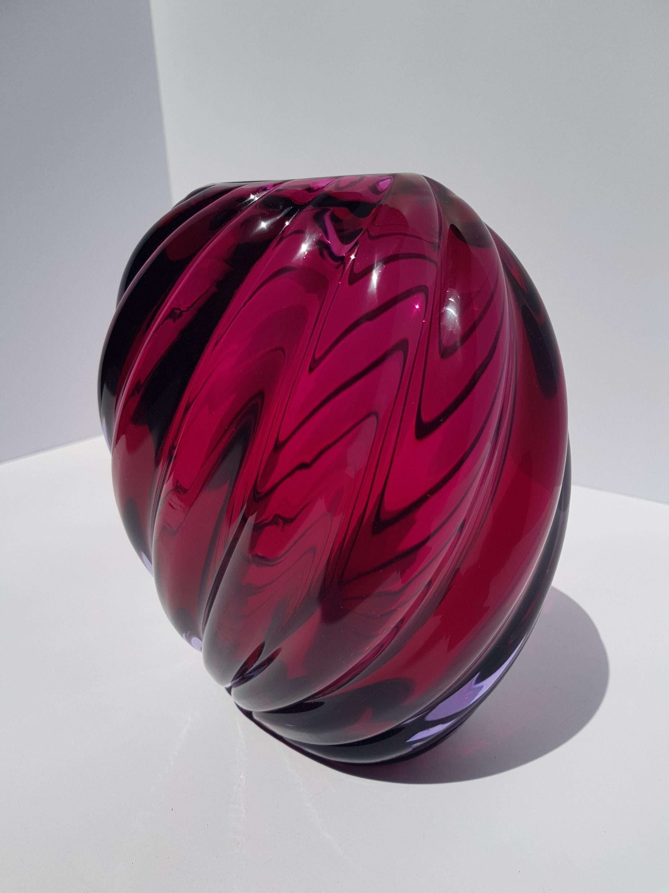 Fatto a mano Vaso in vetro artistico di Murano Archimede Seguso a coste viola rubino Mid Century Mod in vendita
