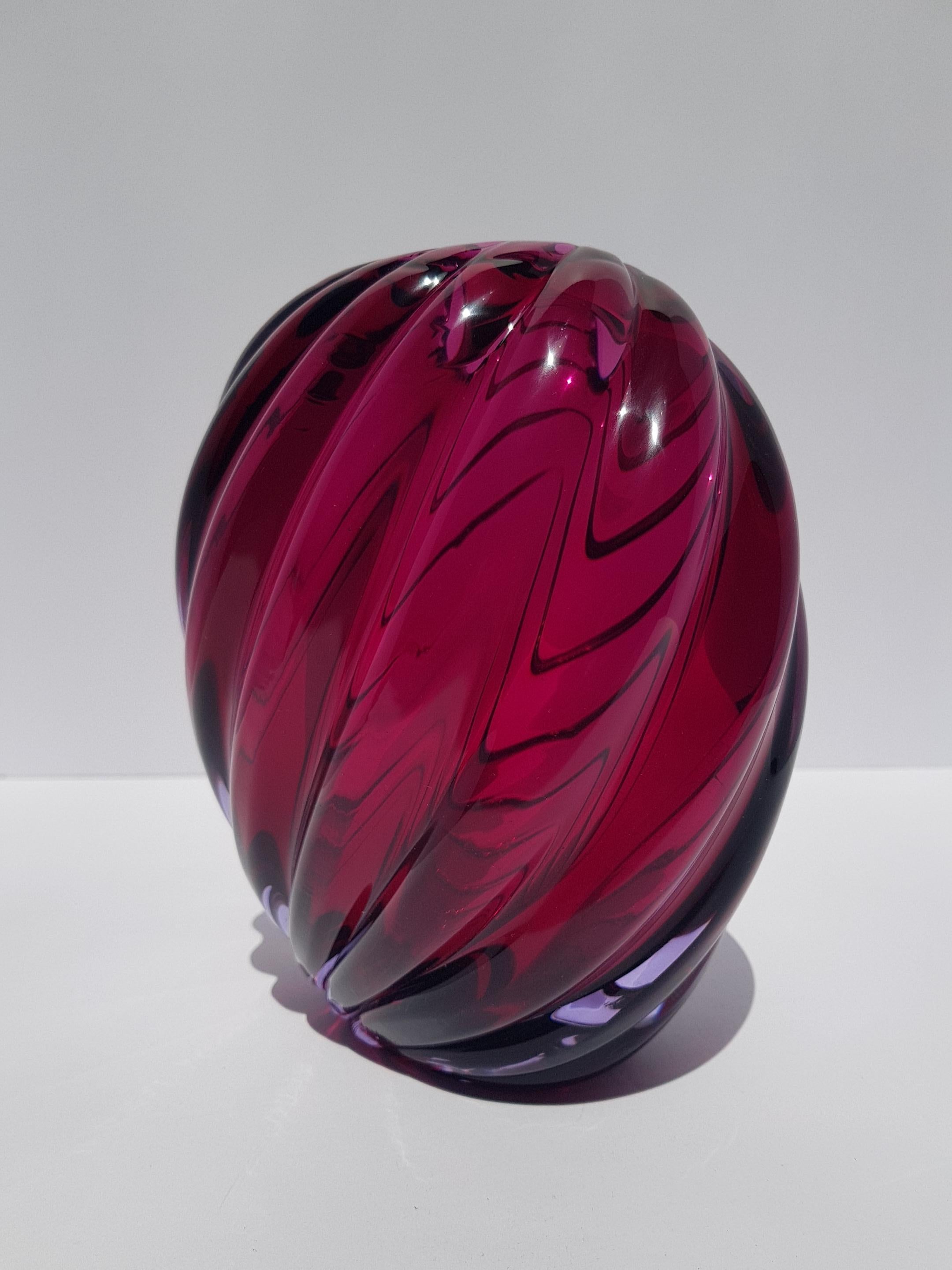 Vaso in vetro artistico di Murano Archimede Seguso a coste viola rubino Mid Century Mod In condizioni buone in vendita a Palm Beach, FL