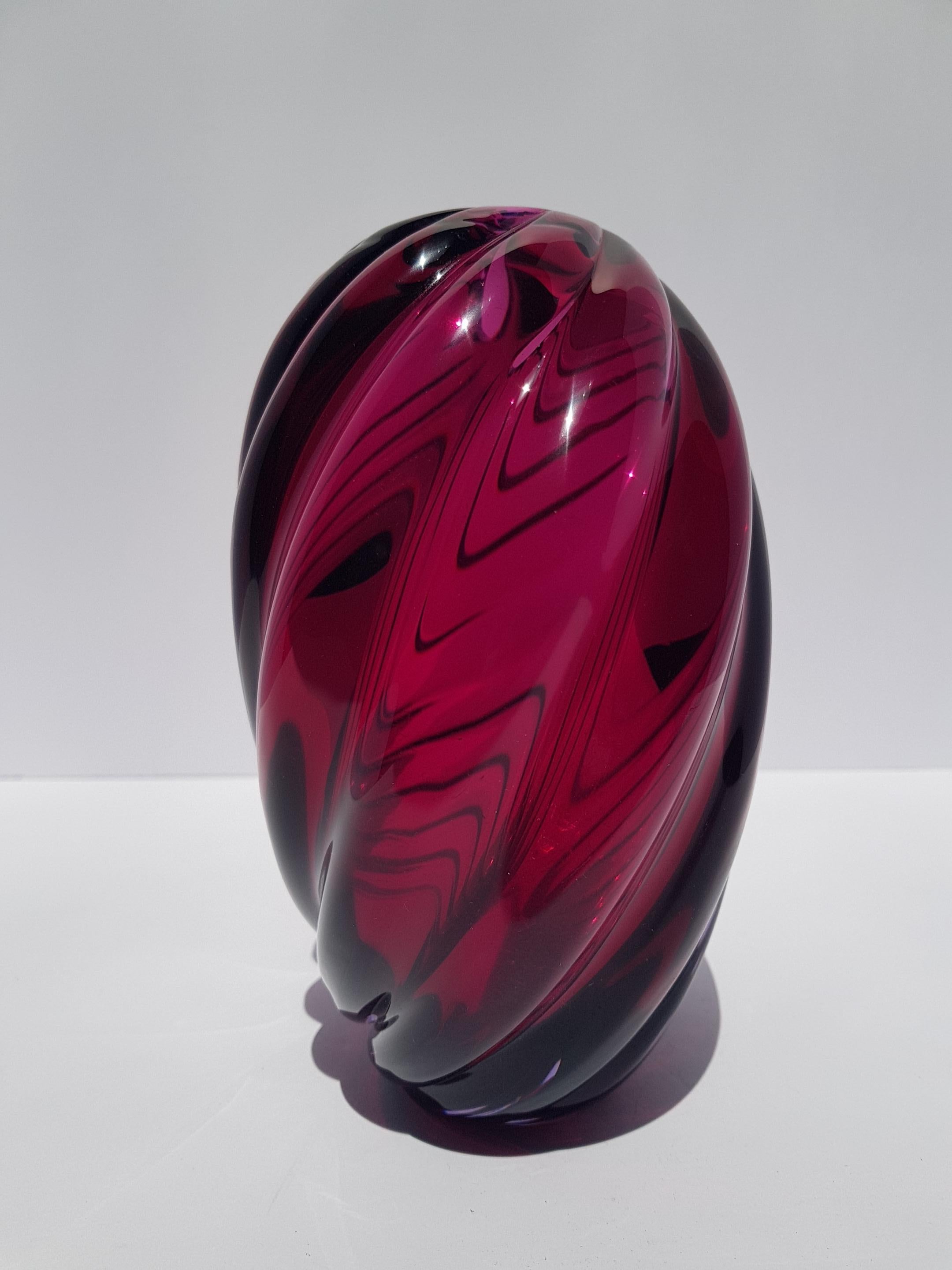 XX secolo Vaso in vetro artistico di Murano Archimede Seguso a coste viola rubino Mid Century Mod in vendita