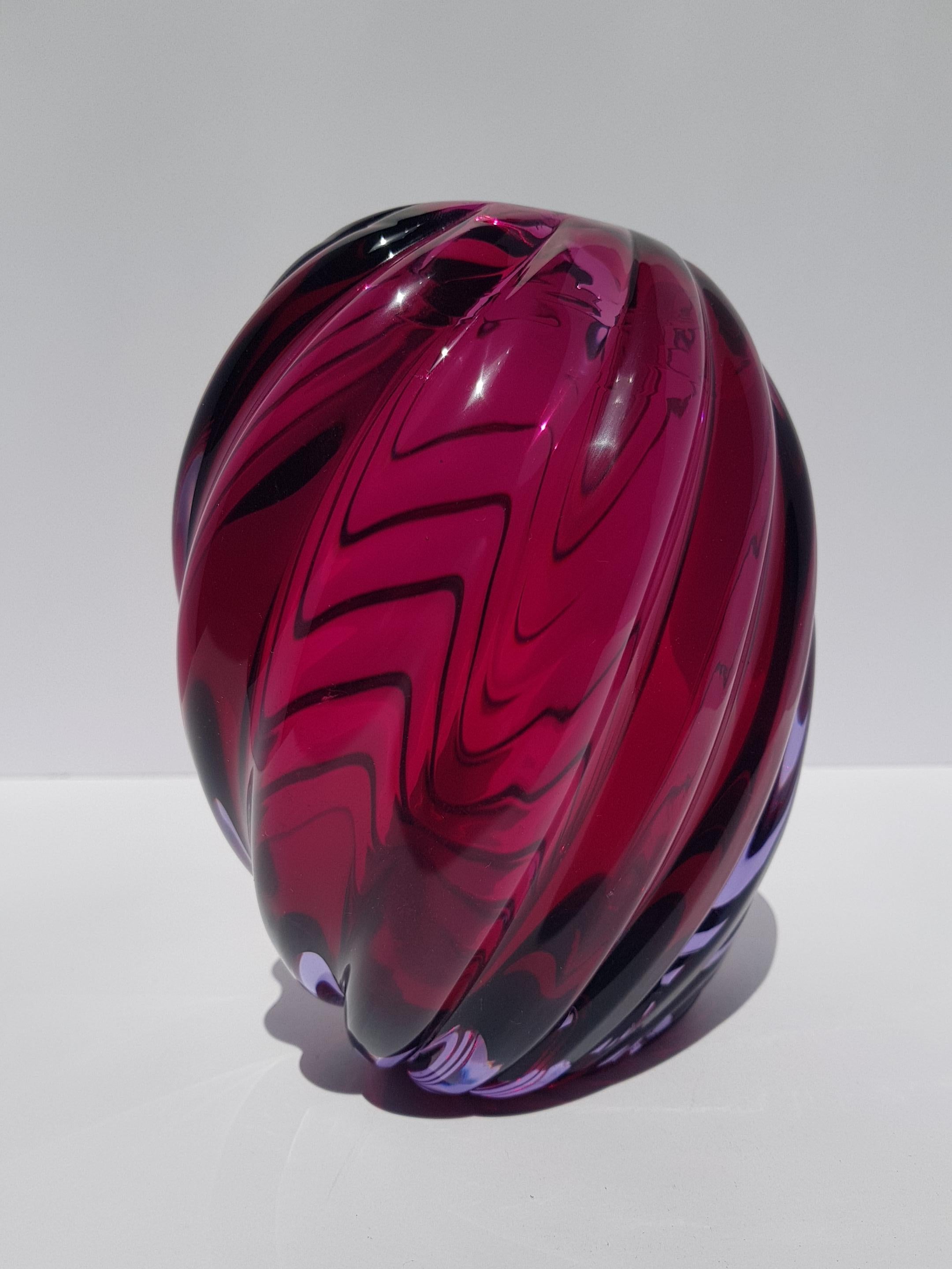 Vetro Vaso in vetro artistico di Murano Archimede Seguso a coste viola rubino Mid Century Mod in vendita