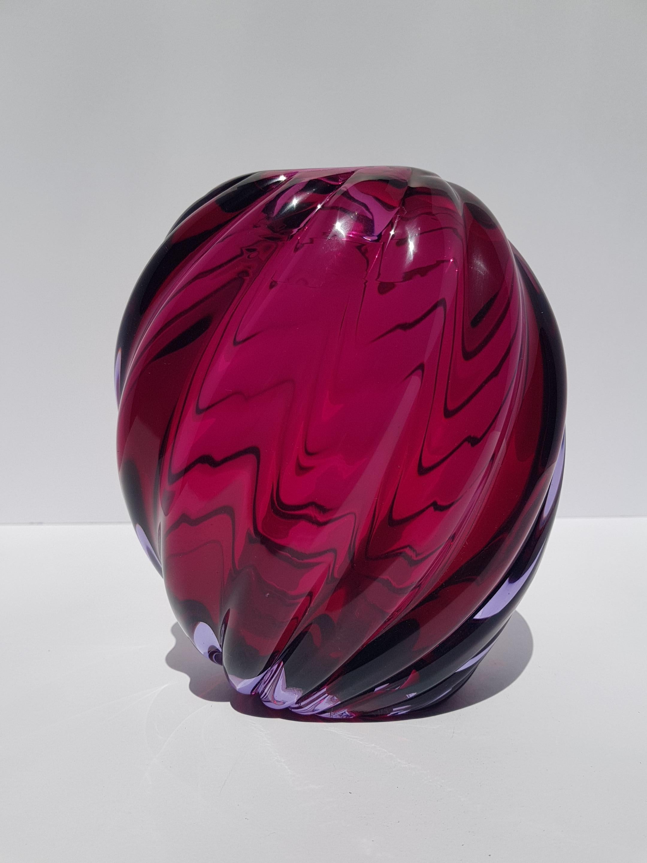 Vaso in vetro artistico di Murano Archimede Seguso a coste viola rubino Mid Century Mod in vendita 1